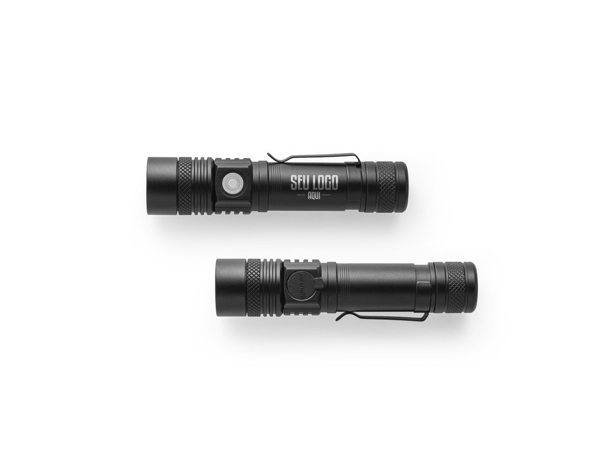 Lanterna recarregável de 5W em alumínio, potente e versátil. Possui LED de 300 lumens, 4 modos de iluminação, zoom telescópico e botão liga/desliga. Ideal para uso diário, emergências ou atividades externas. Bateria de 2.000 mAh com recarga via cabo USB-C (incluso). Um brinde funcional e moderno, que une resistência, praticidade e alto desempenho.
