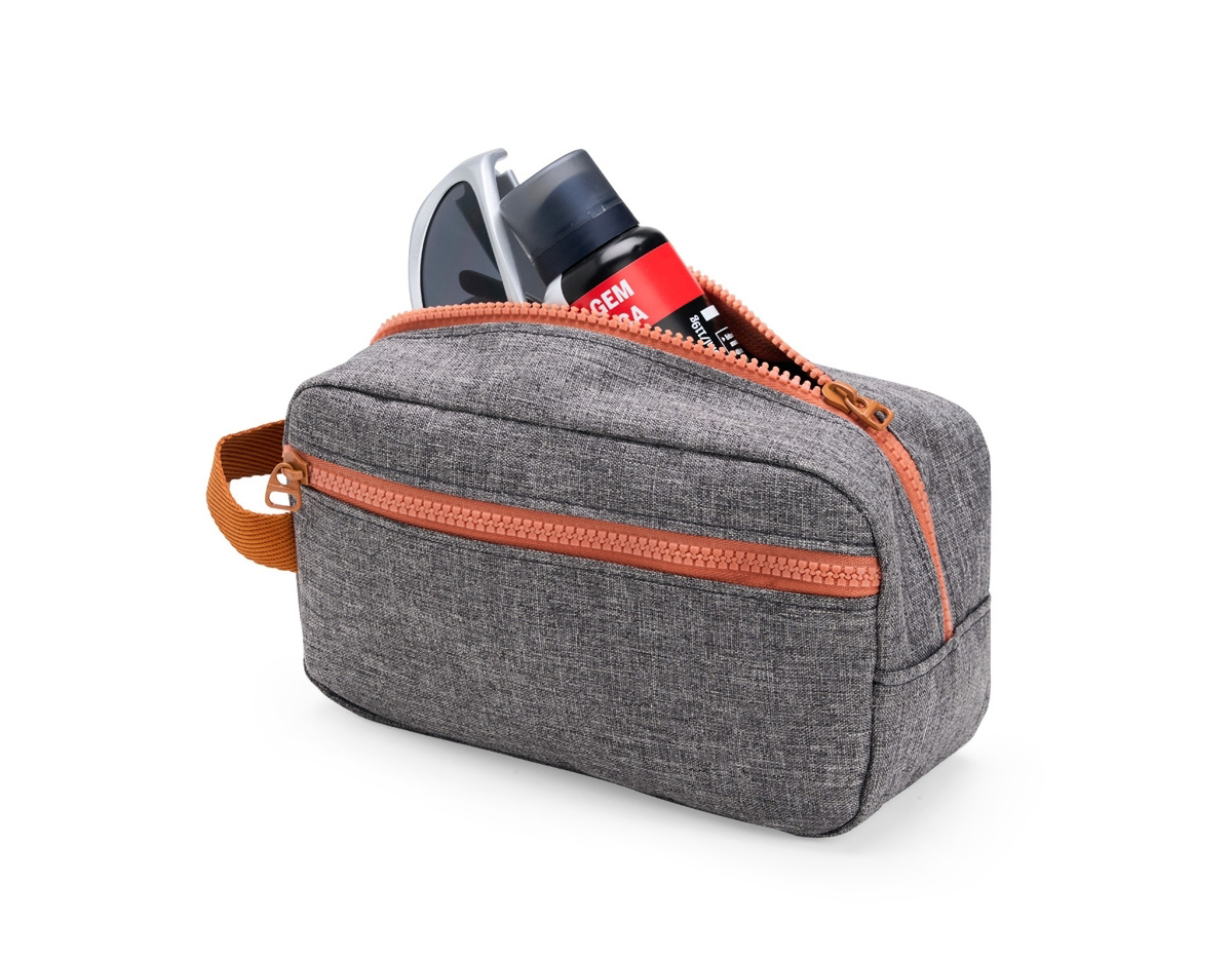 Compacta e versátil, esta nécessaire é confeccionada em poliéster resistente à água, garantindo proteção e durabilidade no uso diário. Possui fechamento em zíper para maior segurança. Além do compartimento principal, conta com bolso frontal externo que facilita a organização de itens menores e alça lateral de mão em nylon, oferecendo praticidade no transporte. Uma excelente opção de brinde corporativo funcional e de grande utilidade.