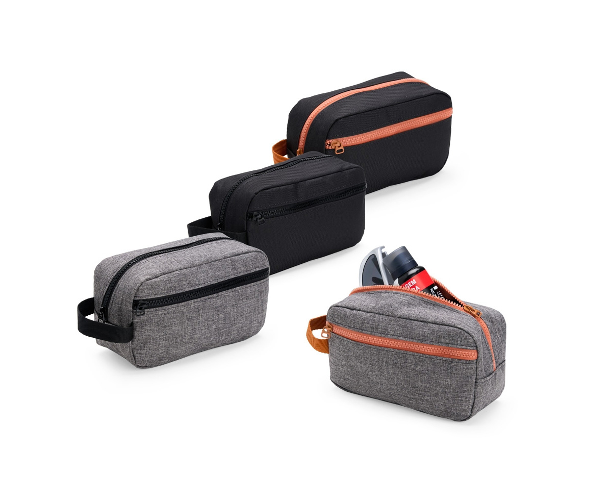 Compacta e versátil, esta nécessaire é confeccionada em poliéster resistente à água, garantindo proteção e durabilidade no uso diário. Possui fechamento em zíper para maior segurança. Além do compartimento principal, conta com bolso frontal externo que facilita a organização de itens menores e alça lateral de mão em nylon, oferecendo praticidade no transporte. Uma excelente opção de brinde corporativo funcional e de grande utilidade.