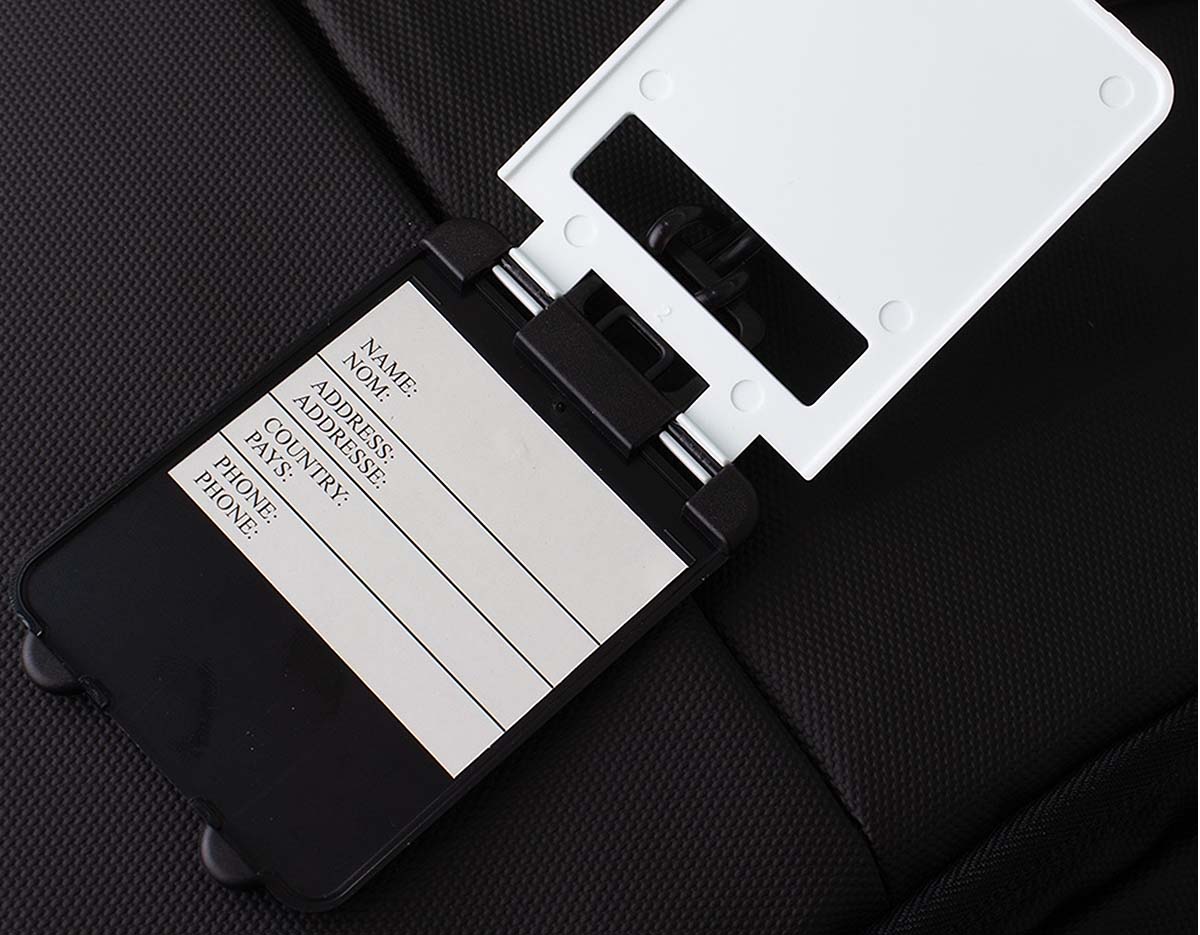 Tag identificador de bagagem em plástico resistente, ideal para viagens com mais segurança e praticidade. Acompanha cordão de silicone flexível e durável, facilitando a fixação em malas e mochilas. Um brinde funcional e de grande utilidade, que reforça sua marca em movimento, em aeroportos, rodoviárias e no dia a dia de seus clientes.