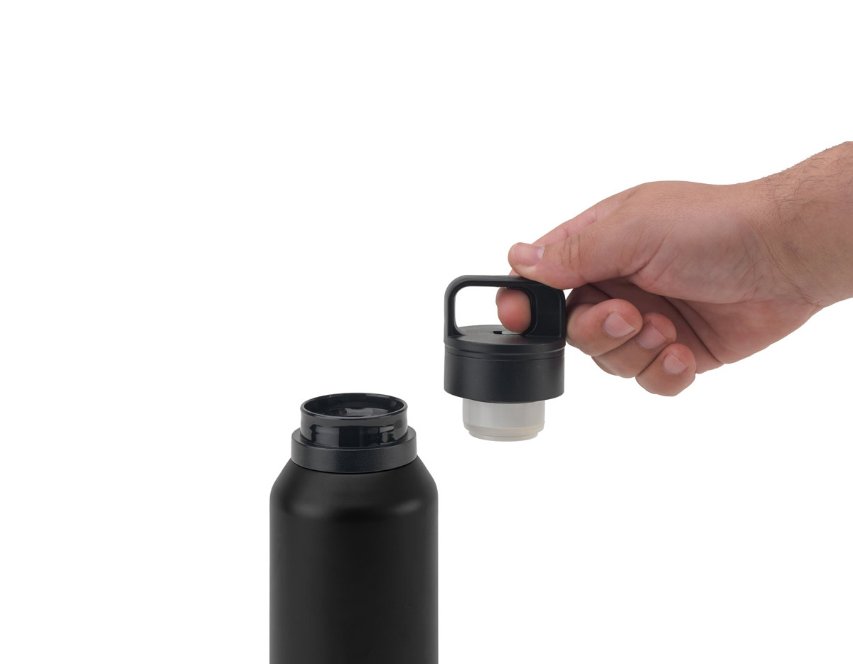 Garrafa em aço inox 91% reciclado com parede dupla isolada a vácuo e parede interna revestida a cobre, características que permitem conservar a temperatura das suas bebidas por um longo período. A tampa em PP é à prova de vazamentos e incorpora um botão que facilita a sua abertura. O acabamento da garrafa em mate confere-lhe um visual mais contemporâneo.
