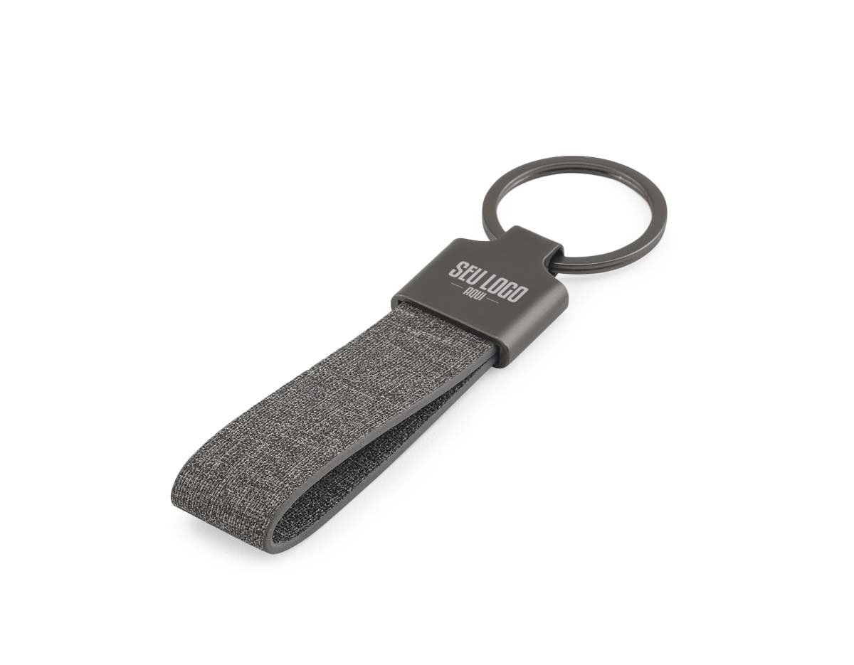 Chaveiro confeccionado em metal e PET 30% reciclado, unindo durabilidade e sustentabilidade. Conta com uma argola metálica resistente, ideal para organizar chaves ou prender pequenos objetos de forma prática e segura.