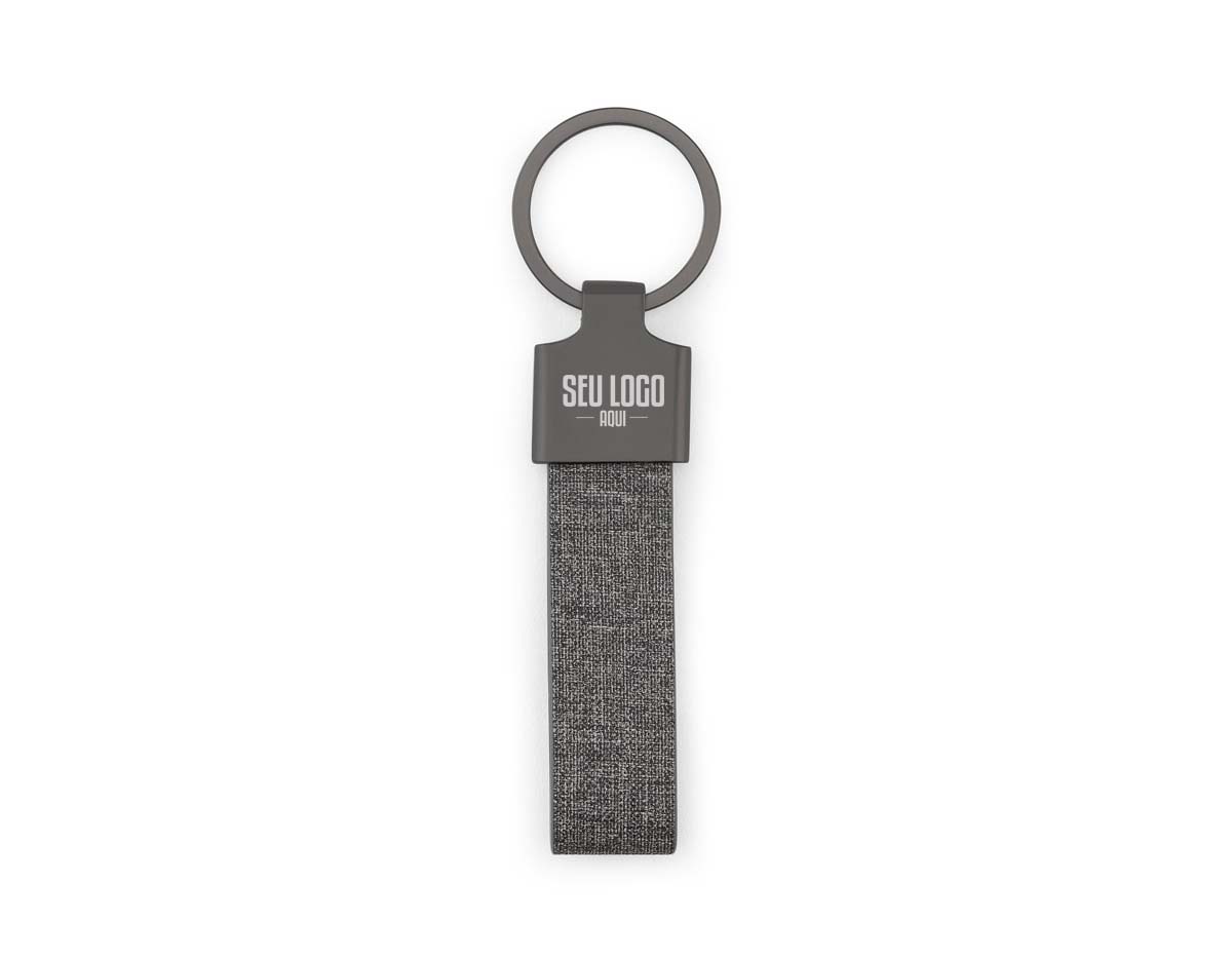Chaveiro confeccionado em metal e PET 30% reciclado, unindo durabilidade e sustentabilidade. Conta com uma argola metálica resistente, ideal para organizar chaves ou prender pequenos objetos de forma prática e segura.