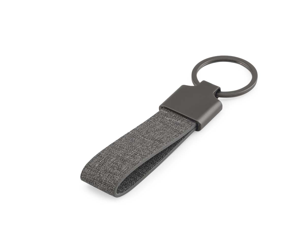 Chaveiro confeccionado em metal e PET 30% reciclado, unindo durabilidade e sustentabilidade. Conta com uma argola metálica resistente, ideal para organizar chaves ou prender pequenos objetos de forma prática e segura.