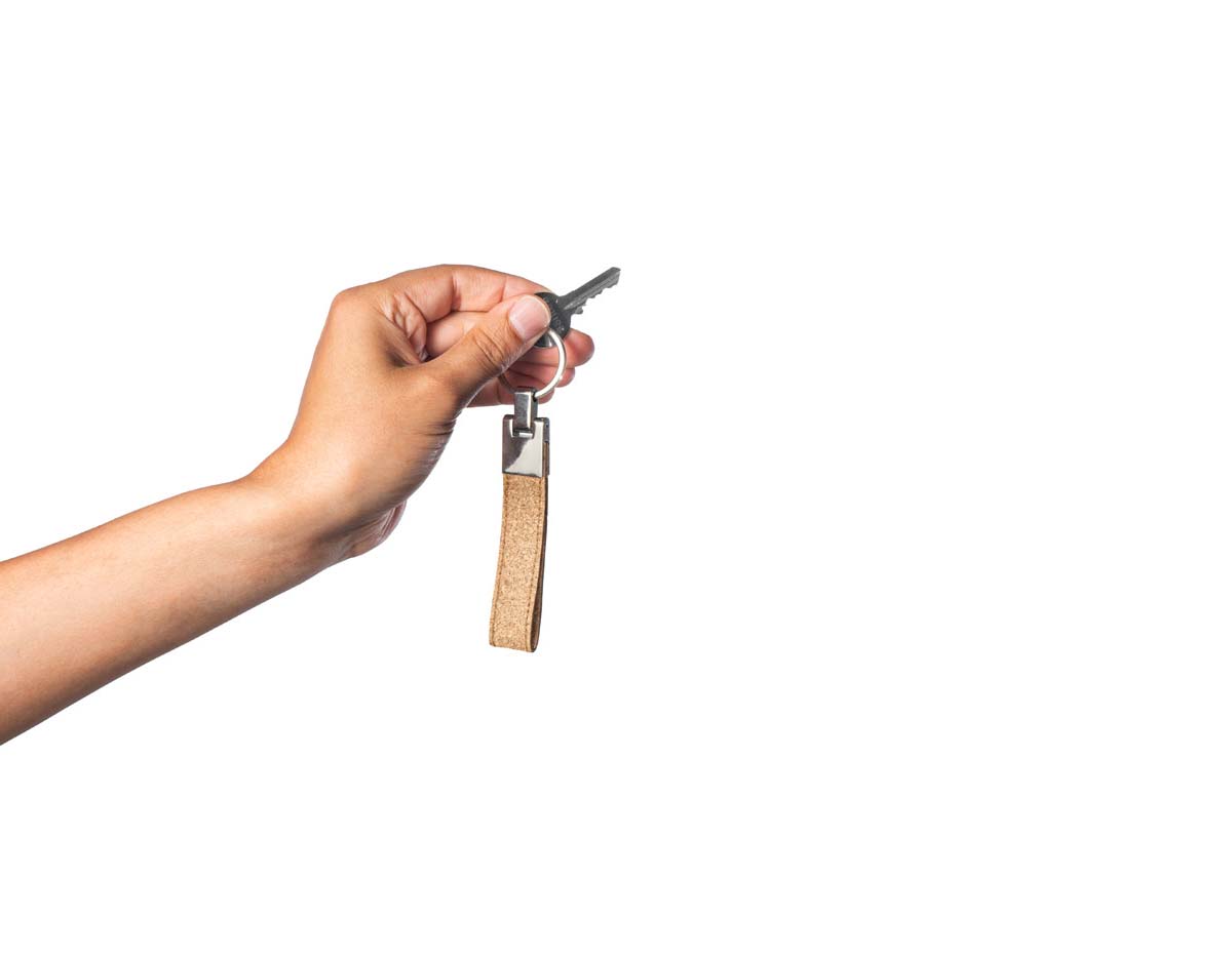 Conjunto elegante composto por uma caneta esferográfica e um chaveiro, ambos confeccionados em metal e cortiça, combinando sofisticação e sustentabilidade. A caneta possui mecanismo twist, clipe metálico e carga azul. Acompanha caixa para presente em papel kraft reciclado. Por se tratar de materiais naturais, a cor e a impressão podem variar de peça para peça.