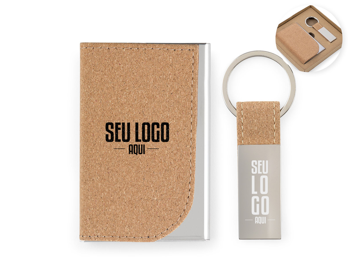 Conjunto composto por porta-cartões e chaveiro, ambos fabricados em metal e cortiça, unindo durabilidade e estilo sustentável. O porta-cartões possui capacidade para até 7 cartões, ideal para organização prática no dia a dia.