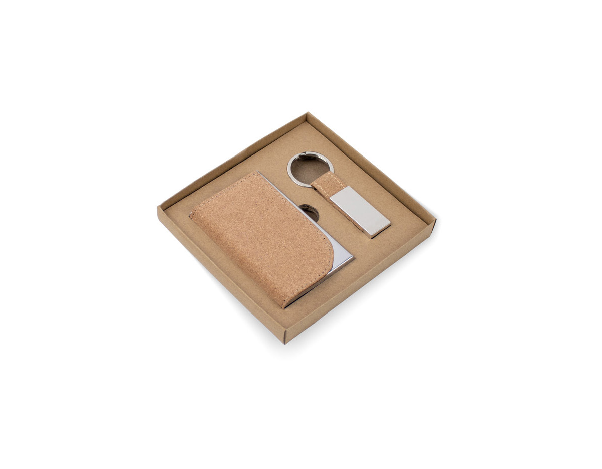 Conjunto composto por porta-cartões e chaveiro, ambos fabricados em metal e cortiça, unindo durabilidade e estilo sustentável. O porta-cartões possui capacidade para até 7 cartões, ideal para organização prática no dia a dia.