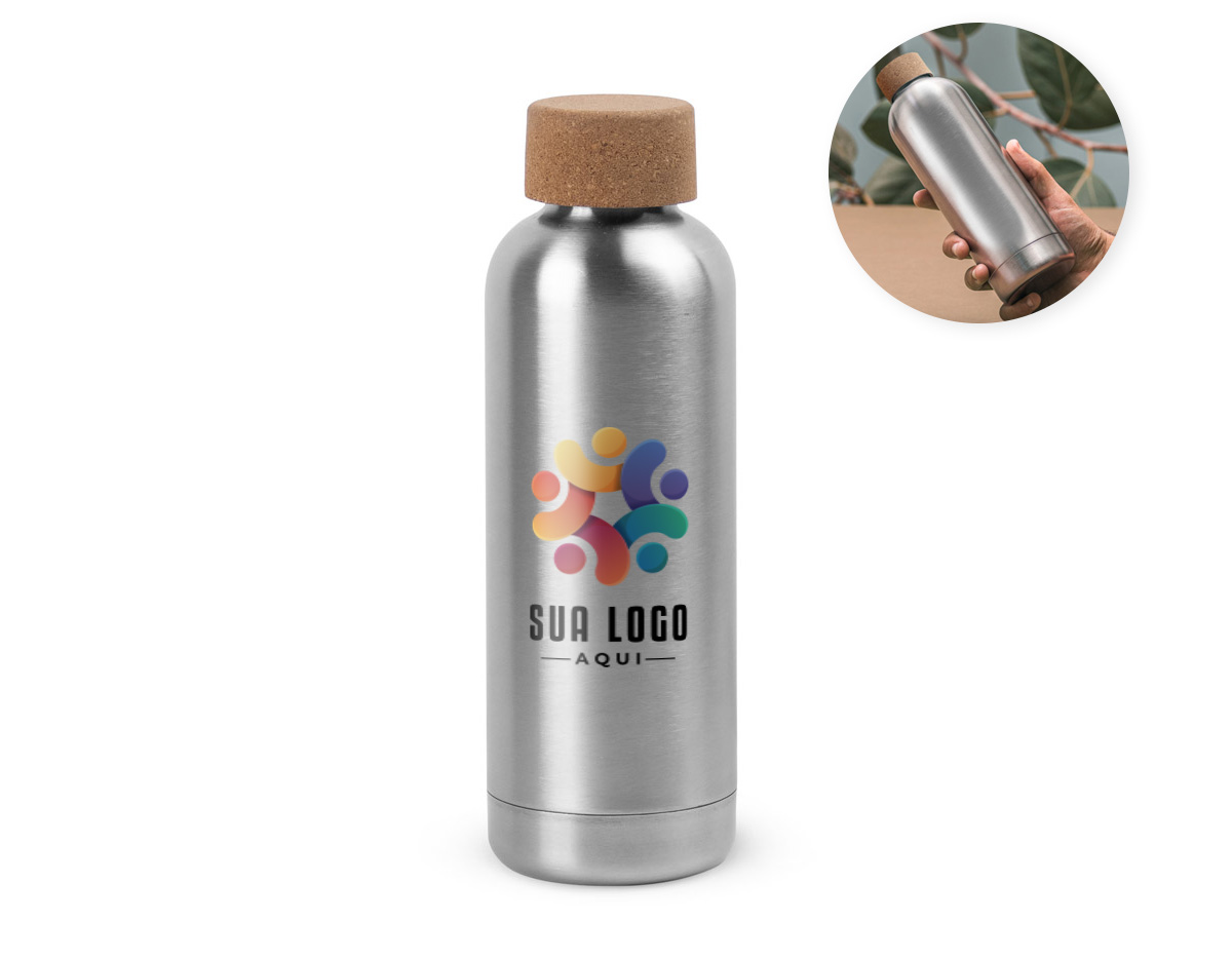 Squeeze em aço inox com parede simples, oferecendo leveza e durabilidade. Possui tampa em cortiça que alia design natural e funcionalidade. Capacidade de até 760ml, ideal para hidratação em diversas atividades do dia a dia.