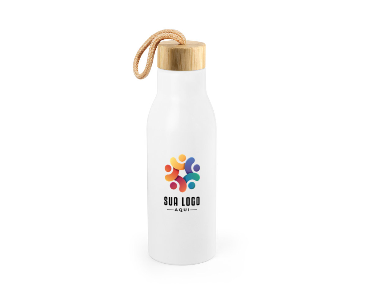 Squeeze em aço inox 90% reciclado, com parede simples e acabamento fosco. A tampa em bambu possui alça integrada para facilitar o transporte. Capacidade de até 570 ml, ideal para manter a hidratação com sustentabilidade e praticidade.