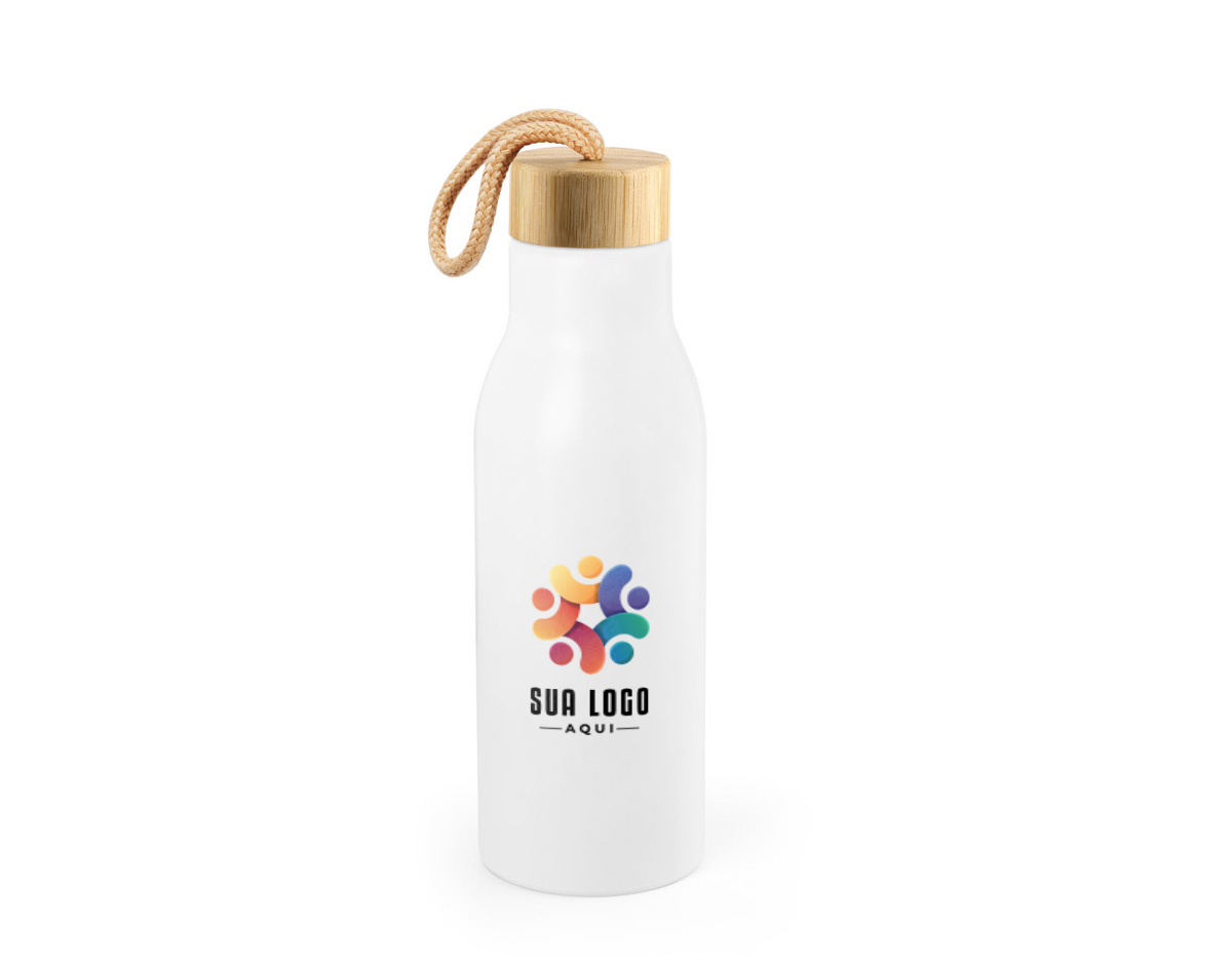 Squeeze em aço inox 90% reciclado, com parede simples e acabamento fosco. A tampa em bambu possui alça integrada para facilitar o transporte. Capacidade de até 570 ml, ideal para manter a hidratação com sustentabilidade e praticidade.