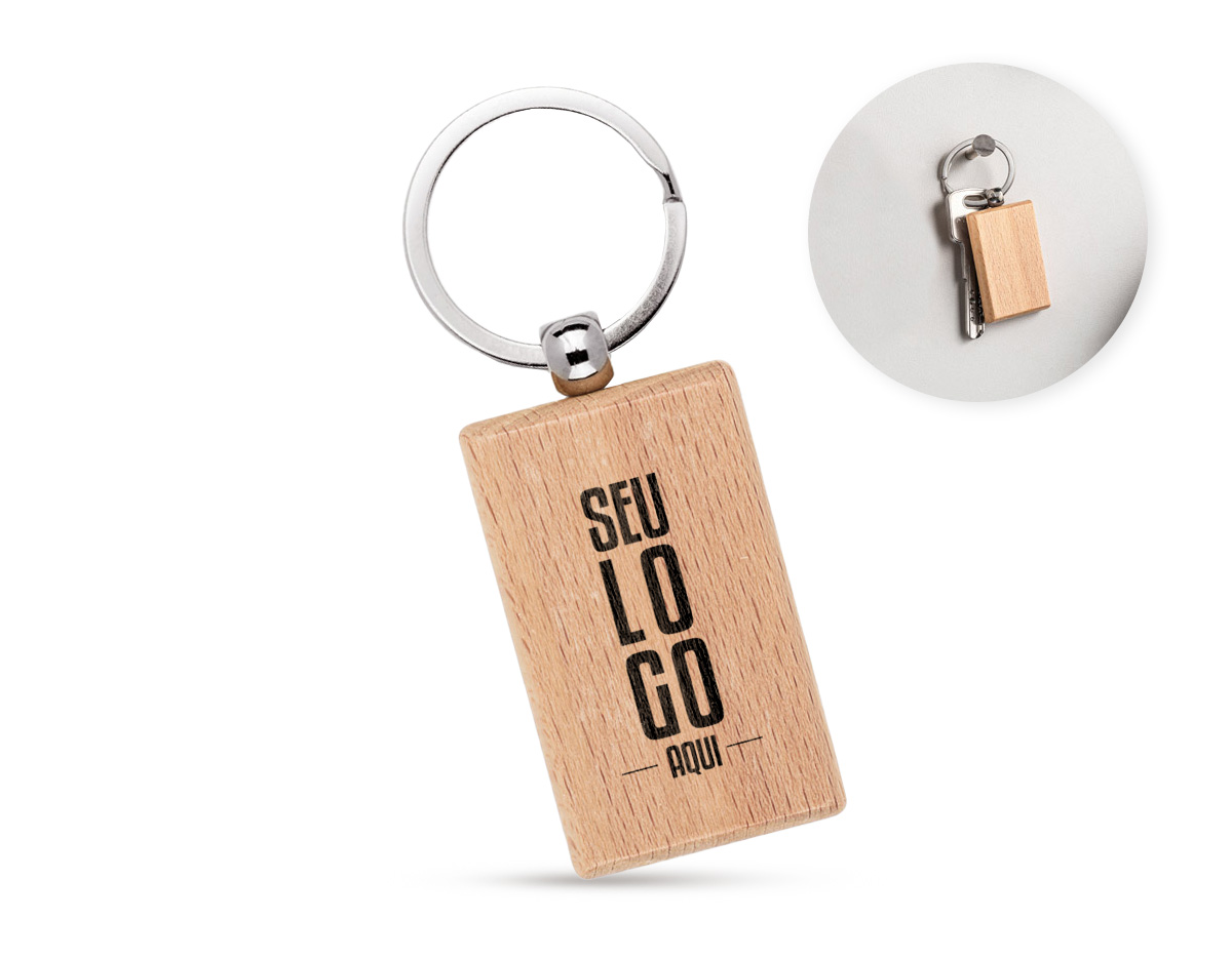 Chaveiro retangular confeccionado em madeira de faia, que combina resistência e elegância natural. Conta com acabamento liso e argola metálica em ferro, garantindo durabilidade e um toque sofisticado. Ideal como brinde corporativo ou acessório pessoal.
