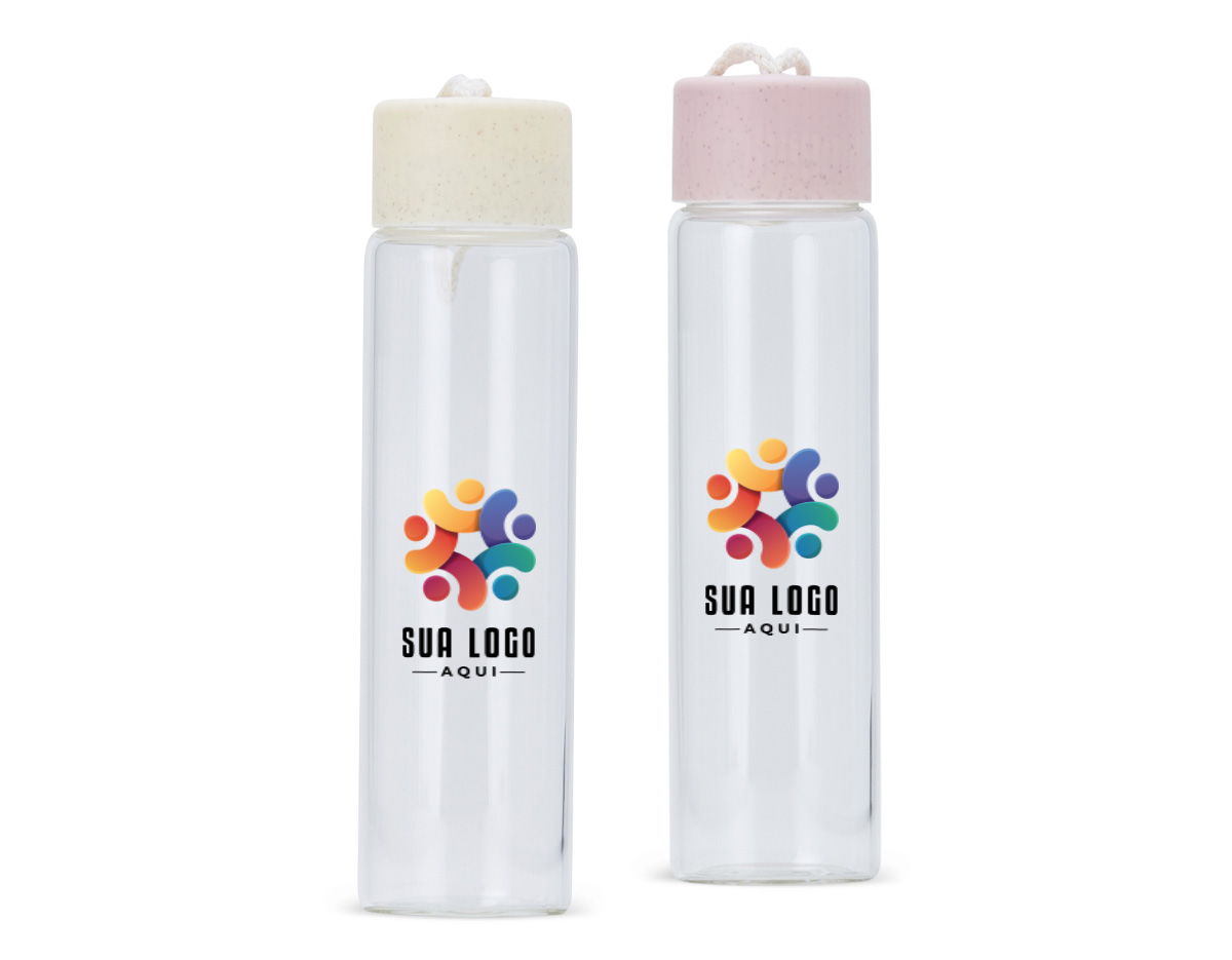 Garrafa de vidro 330ml, ideal para brindes sustentáveis. Conta com tampa plástica de rosca que evita vazamentos e alça em algodão para facilitar o transporte. Compacta, reutilizável e perfeita para ações promocionais que valorizam o cuidado com o meio ambiente e o uso no dia a dia.