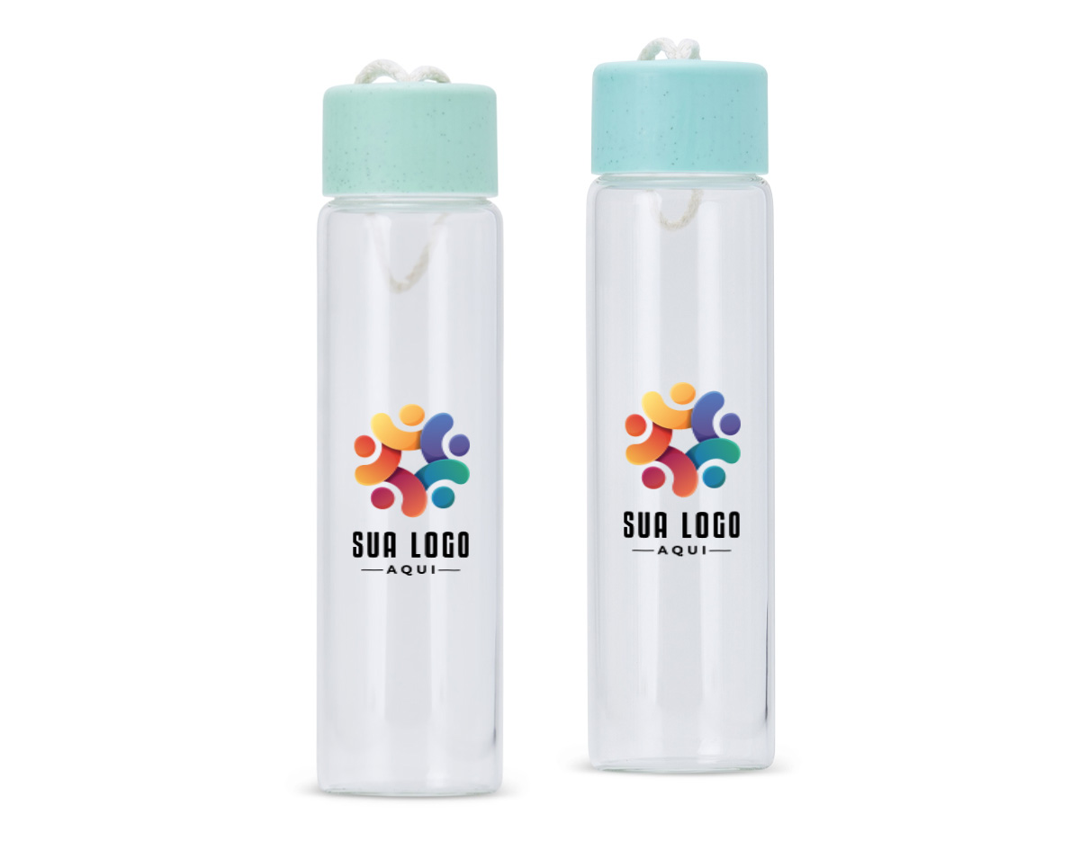 Garrafa de vidro 330ml, ideal para brindes sustentáveis. Conta com tampa plástica de rosca que evita vazamentos e alça em algodão para facilitar o transporte. Compacta, reutilizável e perfeita para ações promocionais que valorizam o cuidado com o meio ambiente e o uso no dia a dia.