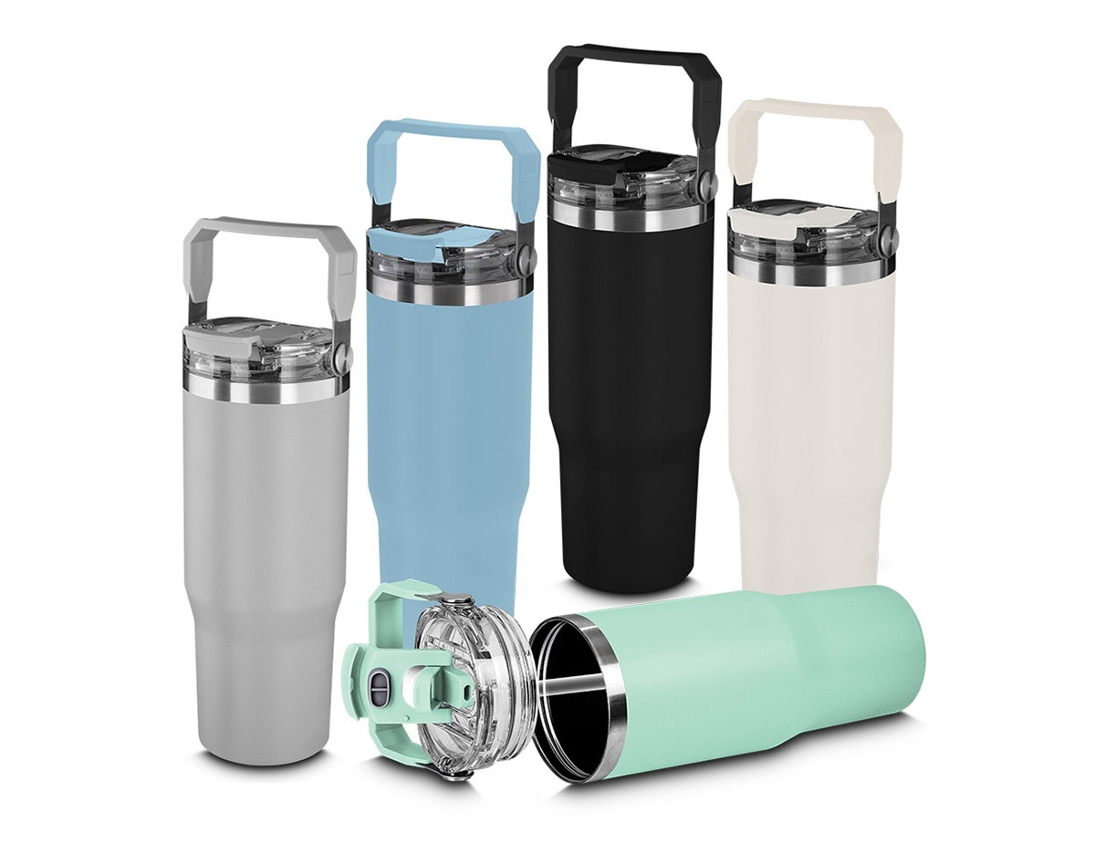 Garrafa térmica de aço inox com parede dupla e capacidade de até 900ml. Possui tampa rosqueável com alça plástica para transporte e anel de silicone para vedação segura. Conta com duas opções de uso: hidratação por canudo ou bico, garantindo praticidade e conforto. Ideal para manter suas bebidas na temperatura ideal com estilo.