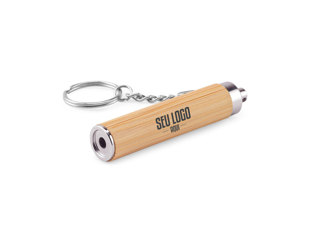 Chaveiro ecológico em bambu e ABS, com lanterna LED potente para uso diário. Acompanha 3 pilhas LR41 e vem em embalagem kraft, ideal para ações promocionais sustentáveis. Um brinde corporativo que une utilidade, design e responsabilidade ambiental.