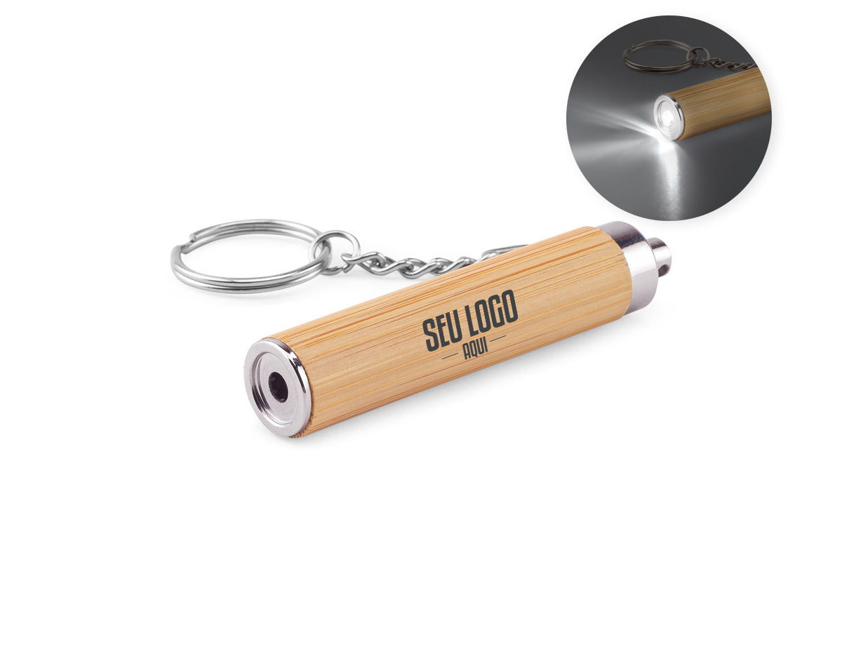 Chaveiro ecológico em bambu e ABS, com lanterna LED potente para uso diário. Acompanha 3 pilhas LR41 e vem em embalagem kraft, ideal para ações promocionais sustentáveis. Um brinde corporativo que une utilidade, design e responsabilidade ambiental.