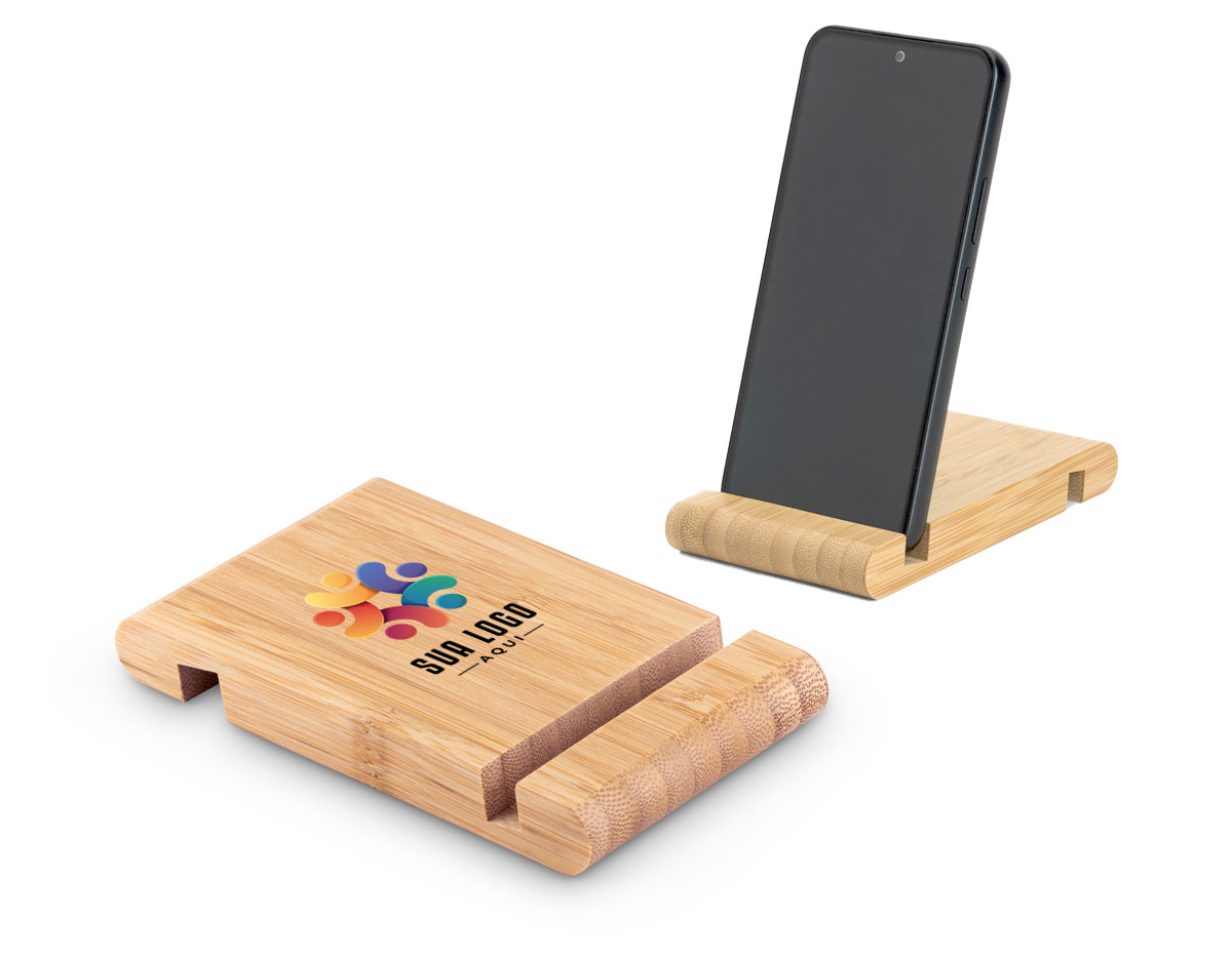 Suporte para celular em bambu com duas canaletas de tamanhos distintos, uma de cada lado, oferecendo diferentes ângulos de visualização. Design natural e funcional, perfeito como brinde corporativo sustentável para uso no escritório ou em home office.