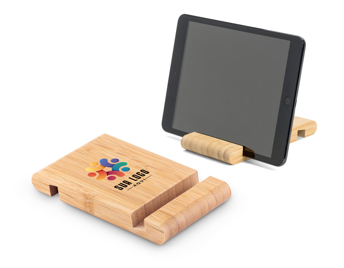 Suporte para celular em bambu com duas canaletas de tamanhos distintos, uma de cada lado, oferecendo diferentes ângulos de visualização. Design natural e funcional, perfeito como brinde corporativo sustentável para uso no escritório ou em home office.