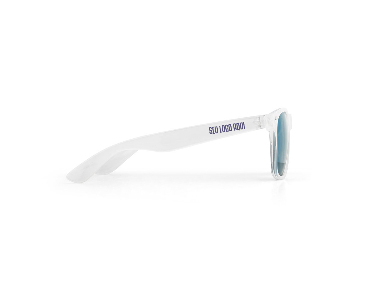 Óculos de sol em policarbonato, com armação translúcida e lentes espelhadas de categoria 3. Oferece proteção UV400, garantindo estilo e segurança contra os raios solares.