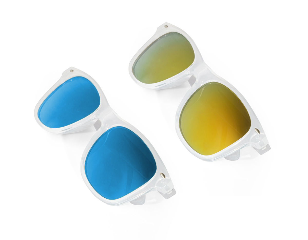 Óculos de sol em policarbonato, com armação translúcida e lentes espelhadas de categoria 3. Oferece proteção UV400, garantindo estilo e segurança contra os raios solares.