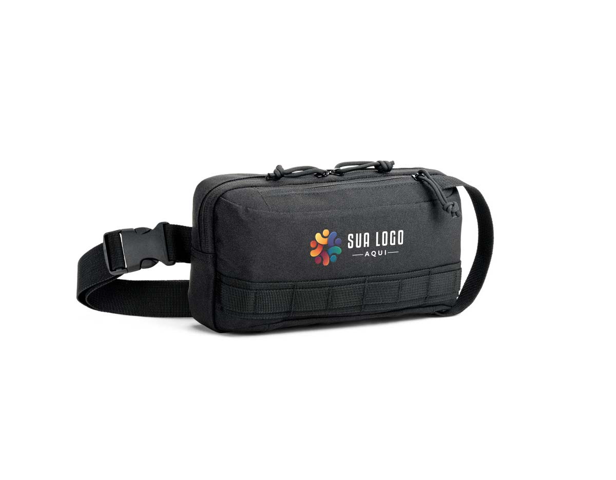 Pochete em poliéster reciclado 600D com forro 210D, resistente e sustentável. Conta com compartimento principal amplo, bolso extra e tiras multifuncionais frontais. Alça ajustável para uso à cintura ou a tiracolo. Brinde corporativo moderno, prático e ecológico.