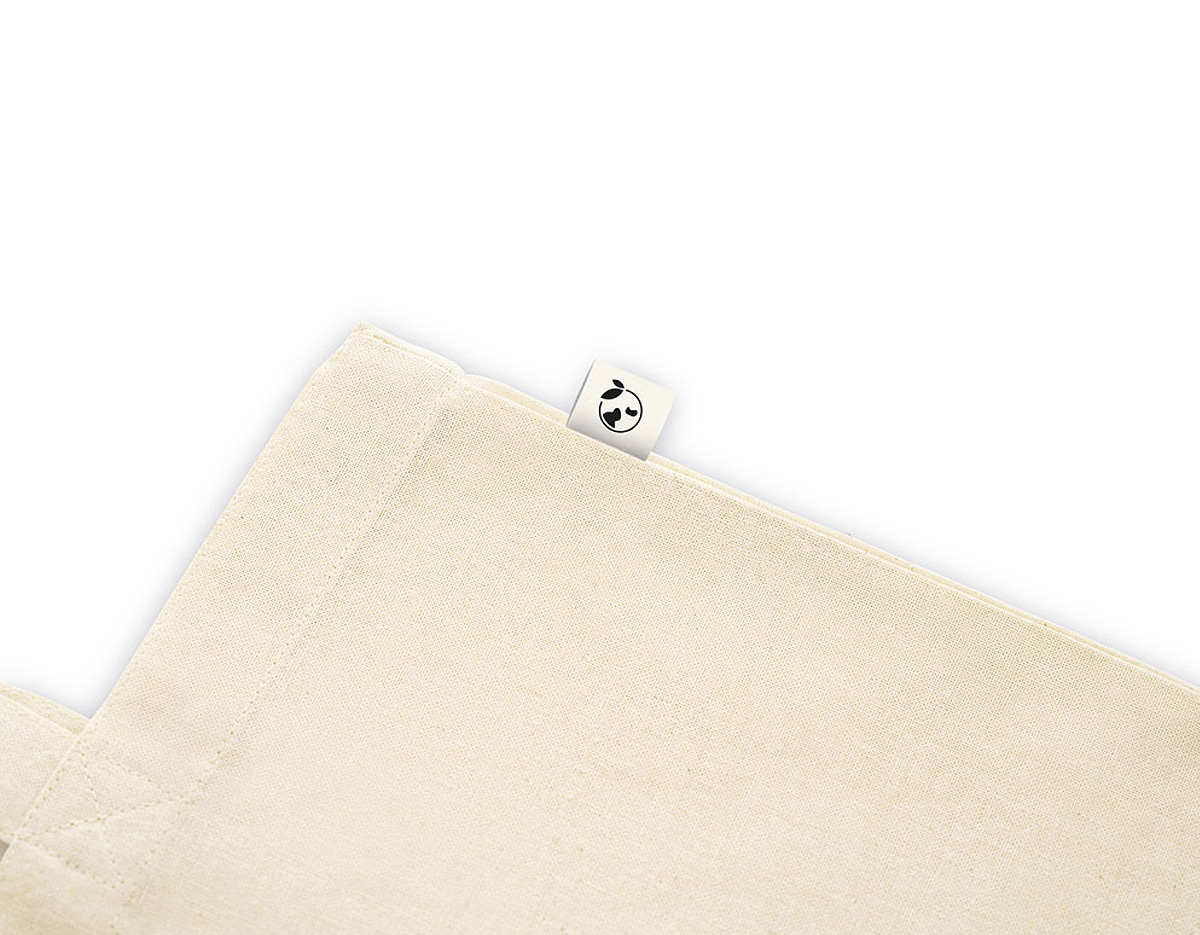 Sacola ecológica confeccionada em 100% algodão orgânico de 140 g/m², resistente e sustentável. Possui alças reforçadas de 65 cm, ideais para carregar no ombro com conforto. Perfeita para o dia a dia, compras ou ações promocionais que valorizam o cuidado com o meio ambiente.