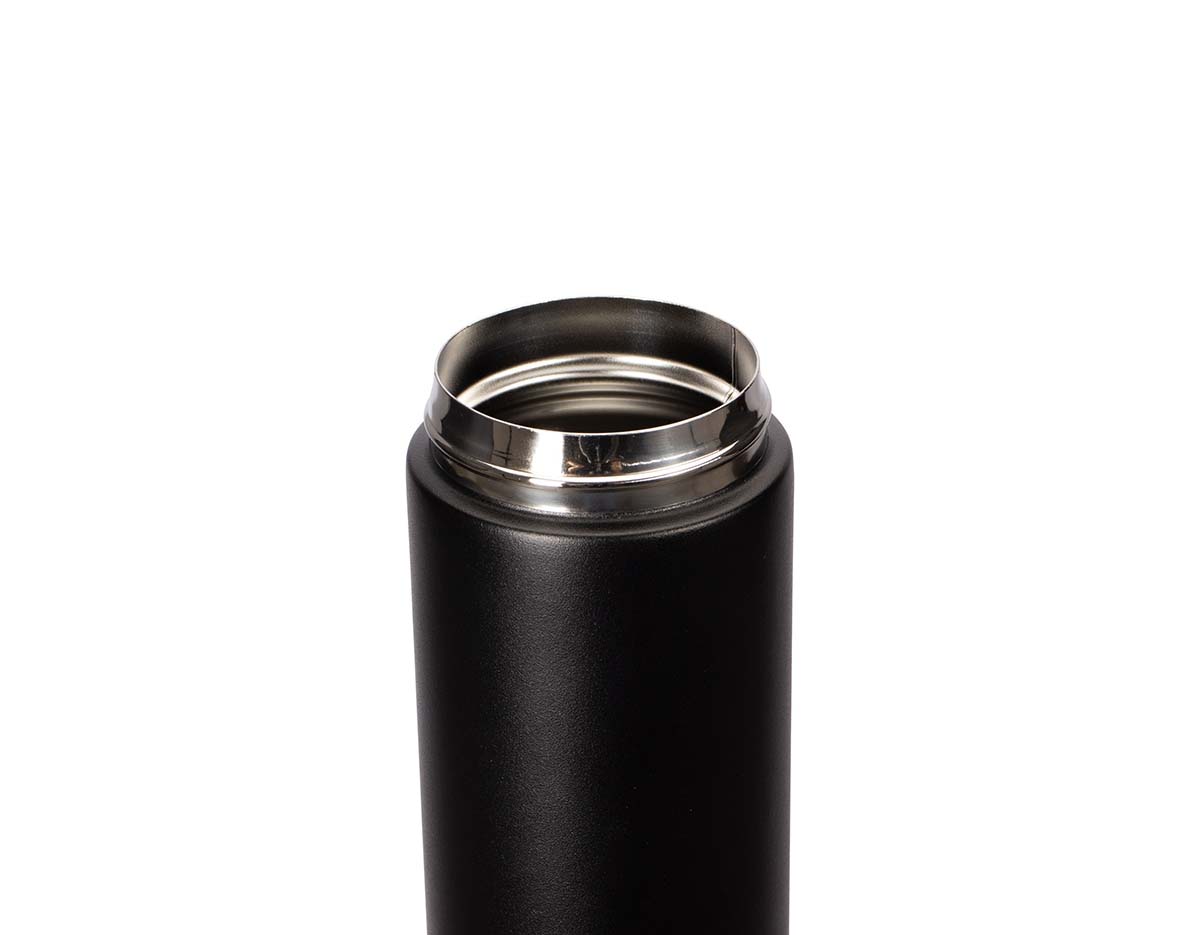 Garrafa térmica com capacidade de até 500ml. Conta com estrutura de parede dupla e isolamento a vácuo, o que permite a conservação da temperatura de bebidas por mais tempo. Possui tampa plástica rosqueável com alça para transporte e abertura em duas camadas.