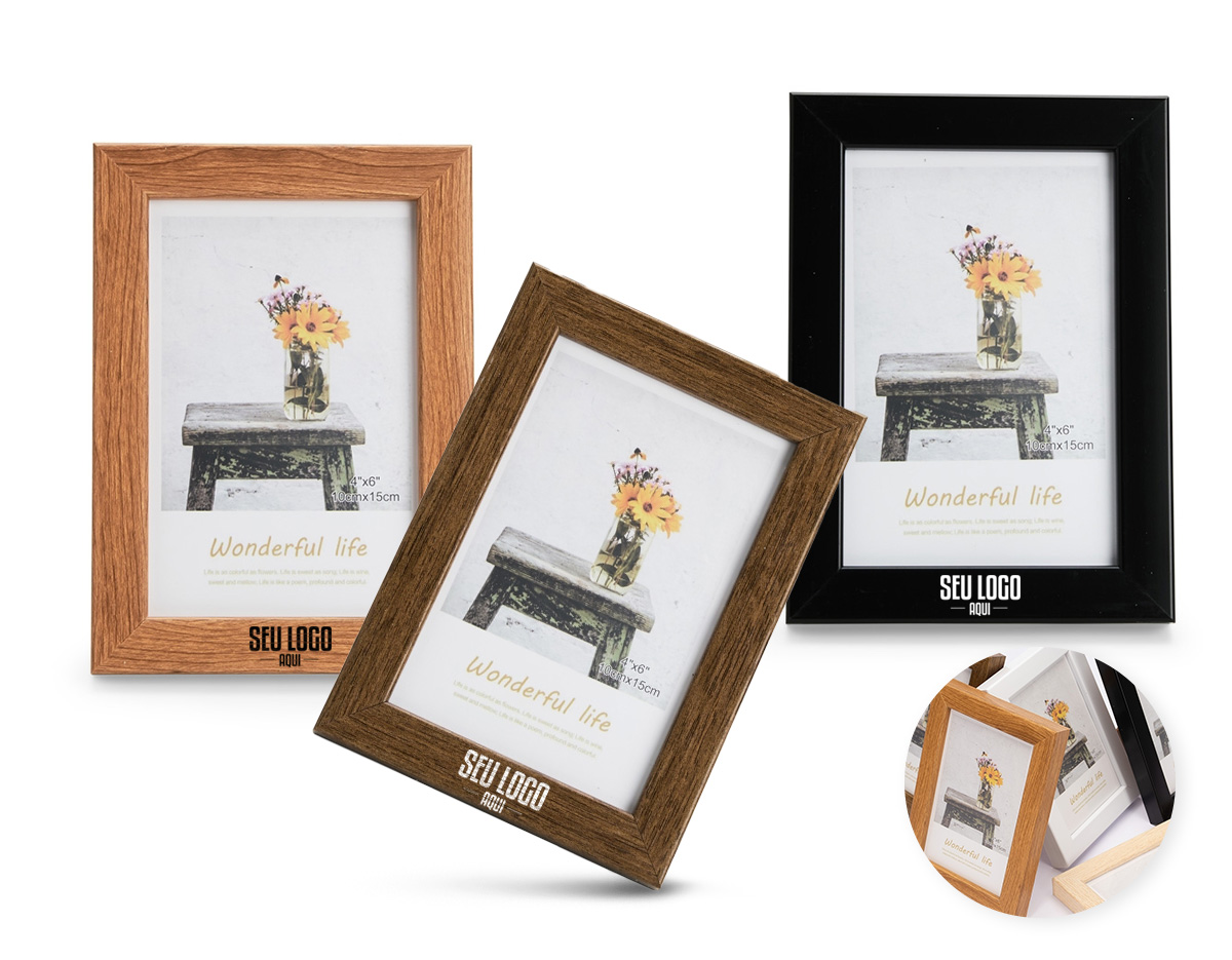 Porta-retratos para fotos 10x15cm, com moldura em PVC durável, visor em acetato transparente e fundo em MDF resistente. Possui travas metálicas para fixação e pode ser usado na vertical ou horizontal. Ideal como brinde decorativo para valorizar memórias com praticidade e estilo.