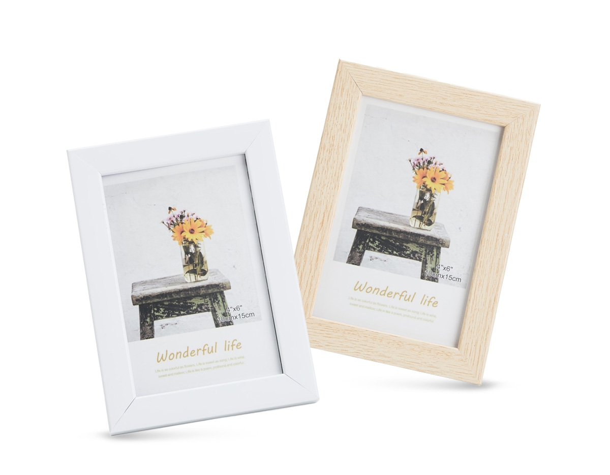 Porta-retratos para fotos 10x15cm, com moldura em PVC durável, visor em acetato transparente e fundo em MDF resistente. Possui travas metálicas para fixação e pode ser usado na vertical ou horizontal. Ideal como brinde decorativo para valorizar memórias com praticidade e estilo.