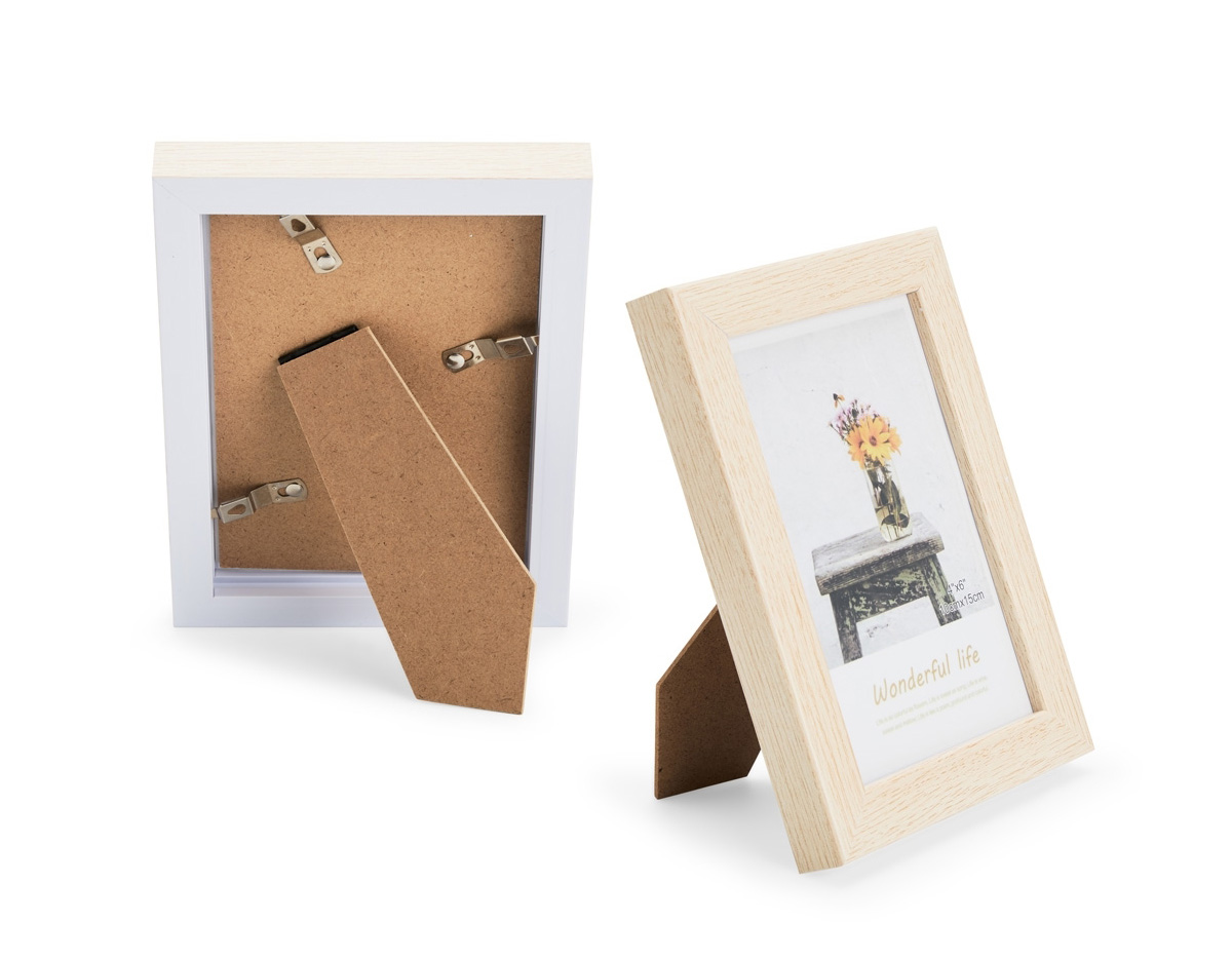 Porta-retratos para fotos 10x15cm, com moldura em PVC durável, visor em acetato transparente e fundo em MDF resistente. Possui travas metálicas para fixação e pode ser usado na vertical ou horizontal. Ideal como brinde decorativo para valorizar memórias com praticidade e estilo.