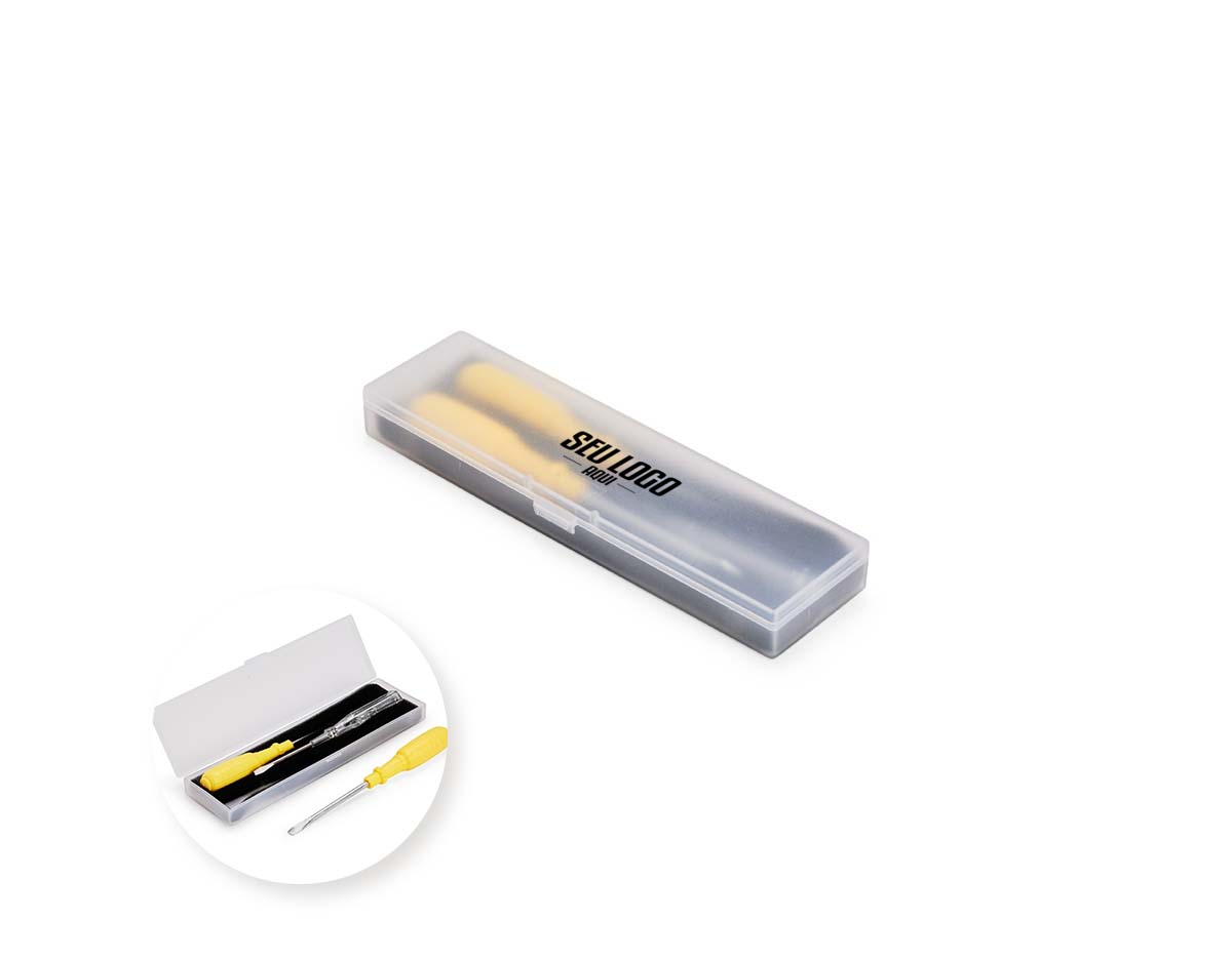 Kit de ferramentas com três chaves de cabo feito em plástico, haste e ponta metálicas. O conjunto conta com chave de fenda, chave Phillips e uma chave de teste de tensão. Acompanha estojo plástico com espuma removível para acomodar as ferramentas.