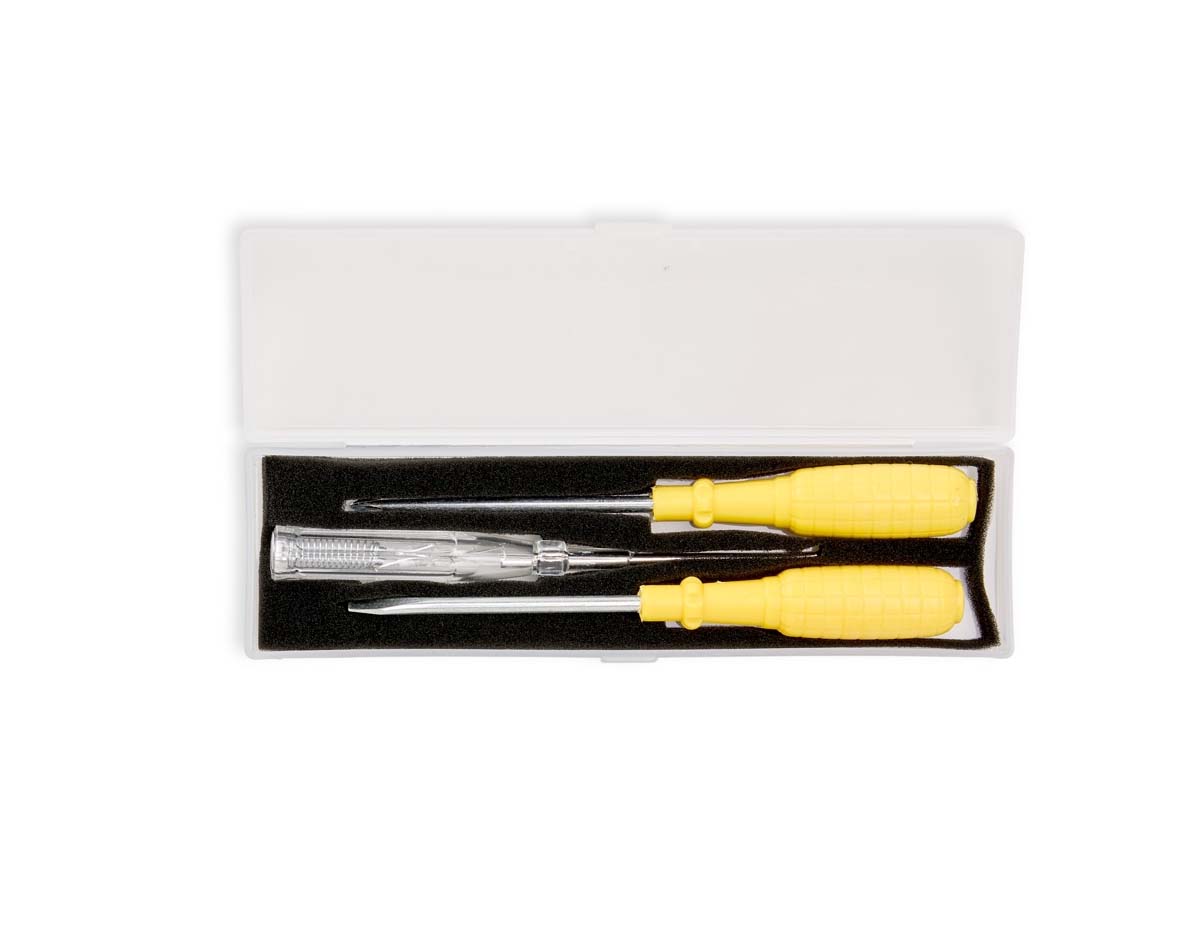 Kit de ferramentas com três chaves de cabo feito em plástico, haste e ponta metálicas. O conjunto conta com chave de fenda, chave Phillips e uma chave de teste de tensão. Acompanha estojo plástico com espuma removível para acomodar as ferramentas.