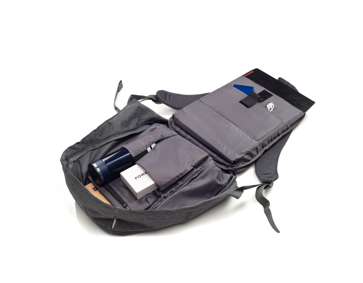 Mochila antifurto impermeável, seu compartimento principal com abertura de zíper na área traseira impossibilita a abertura da mochila nas costas, assim protegendo-o de furtos e trazendo mais segurança para seus objetos de valores. Compartimento principal com bolso para notebook até 15.6 polegadas, bolso para tablet até 9 polegadas, três bolsos para acessórios e bolso com zíper, contém ainda um compartimento frontal e compartimento lateral. Contem faixa reflexiva na área frontal, alça de mãos, acesso para encaixe de malas com puxador, alças para as costas ajustáveis e área traseira com revestimento espumado.