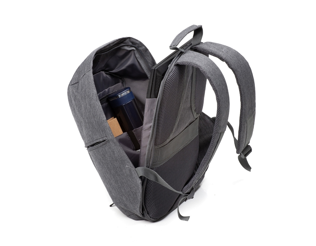 Mochila antifurto impermeável, seu compartimento principal com abertura de zíper na área traseira impossibilita a abertura da mochila nas costas, assim protegendo-o de furtos e trazendo mais segurança para seus objetos de valores. Compartimento principal com bolso para notebook até 15.6 polegadas, bolso para tablet até 9 polegadas, três bolsos para acessórios e bolso com zíper, contém ainda um compartimento frontal e compartimento lateral. Contem faixa reflexiva na área frontal, alça de mãos, acesso para encaixe de malas com puxador, alças para as costas ajustáveis e área traseira com revestimento espumado.