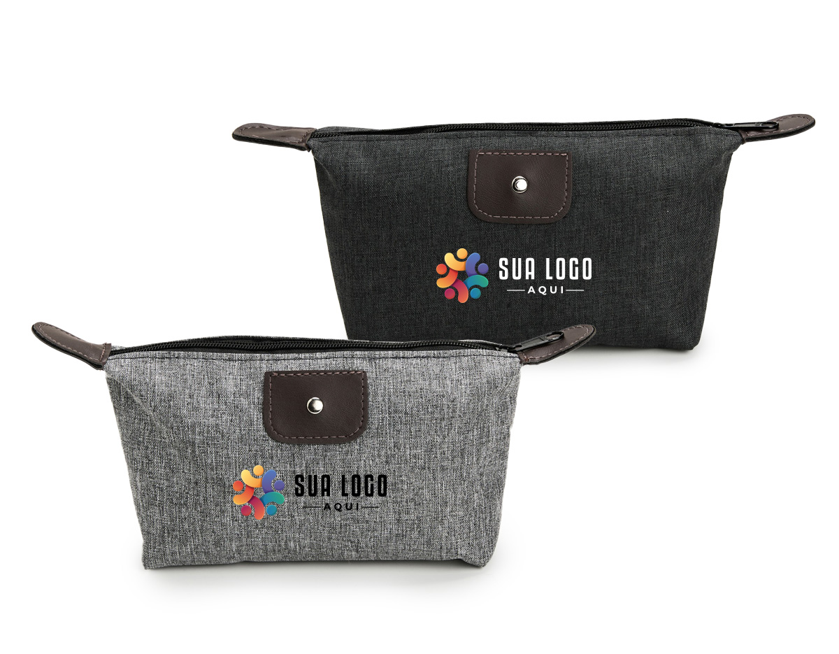 Nécessaire compacta confeccionada em poliéster com mescla de PVC resistente à água, oferecendo maior durabilidade e proteção contra respingos. Possui fechamento em zíper que garante segurança no armazenamento e acabamento diferenciado com detalhes em bidim e metal, agregando modernidade ao design. Prática e versátil, é ideal para organizar itens essenciais no dia a dia ou em viagens, sendo uma excelente opção de brinde corporativo funcional e elegante.