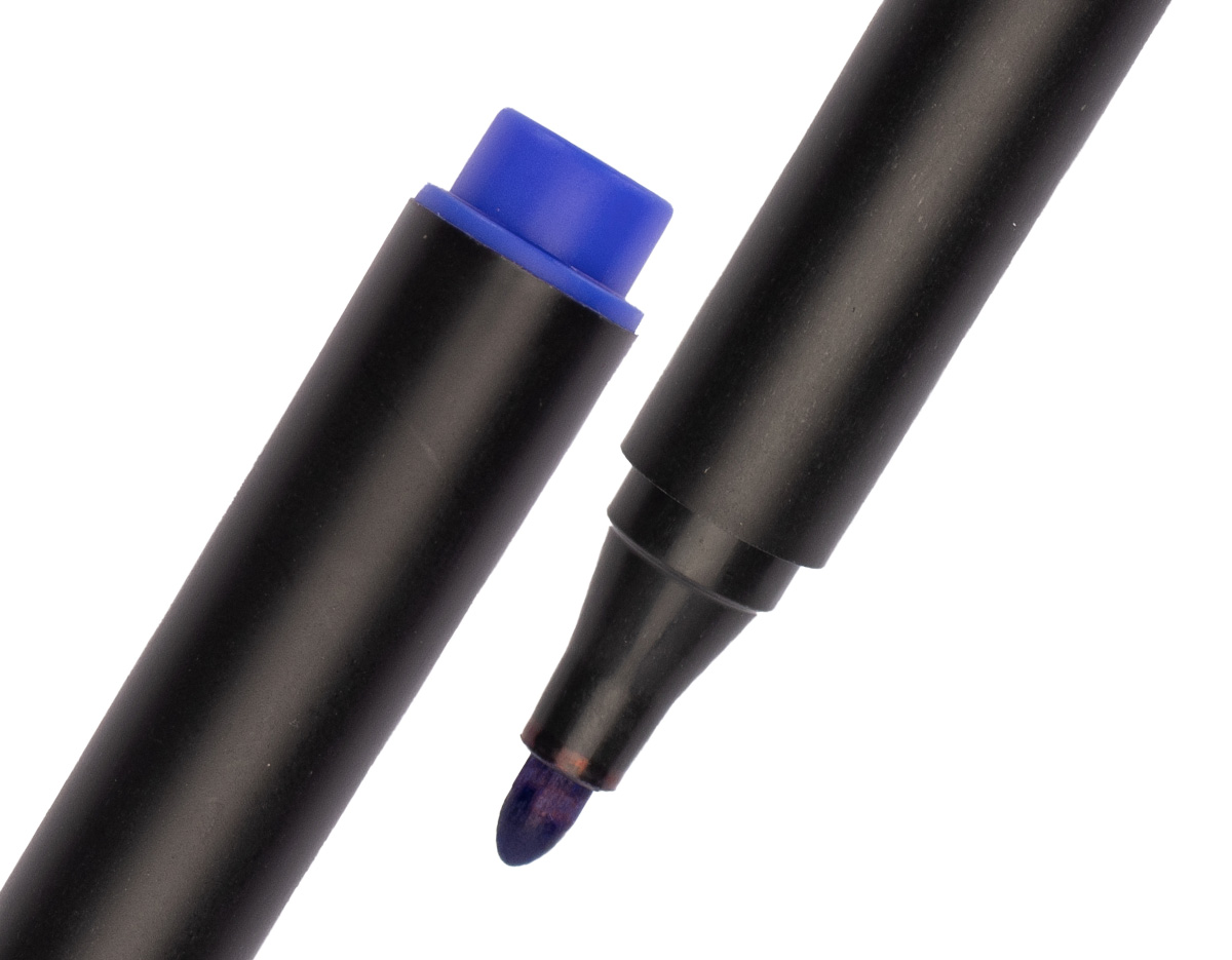 Caneta marcadora plástica com ponta em formato de pincel. Possui tinta atóxica à base de óleo com solvente alcoólico.