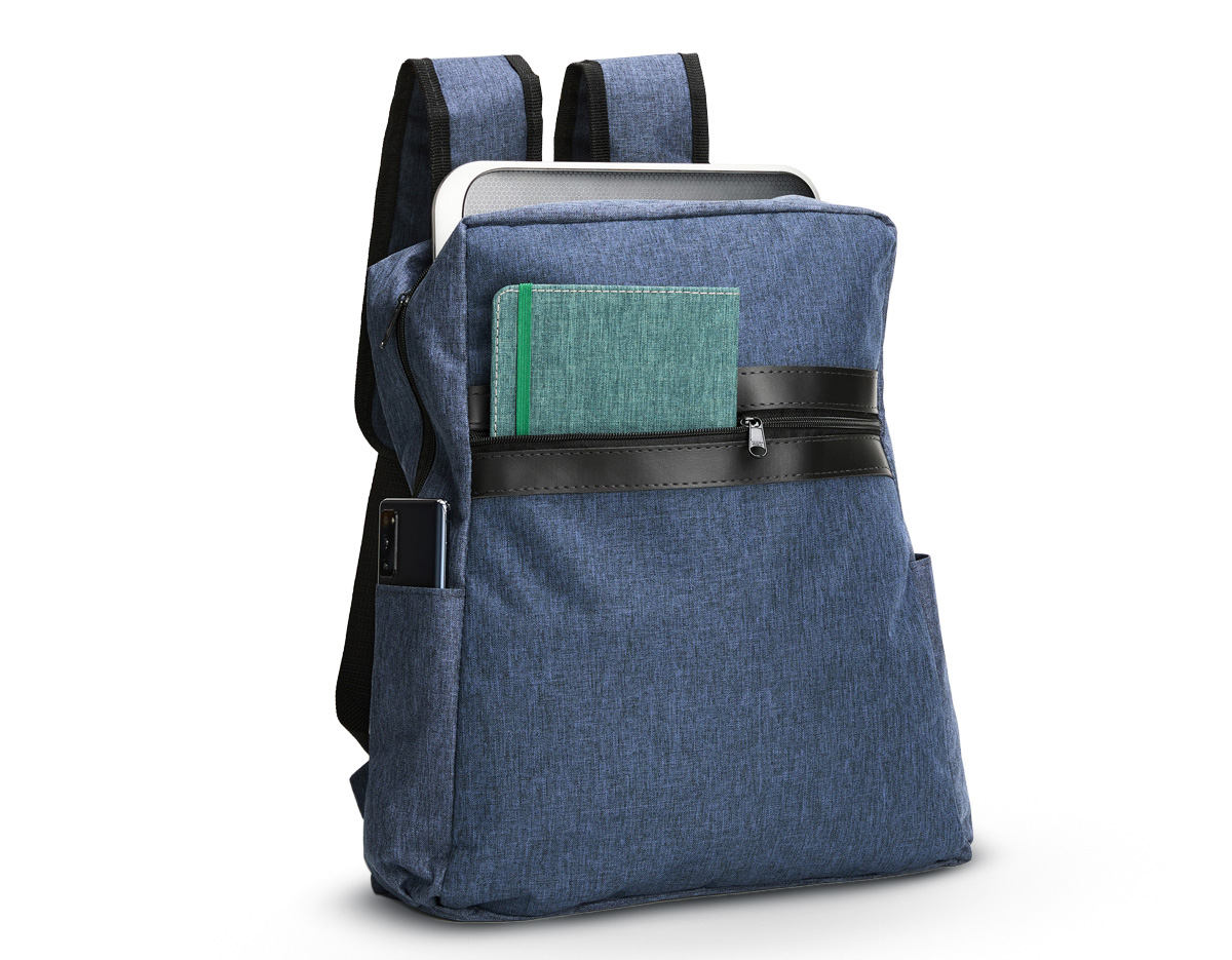 Mochila confeccionada em Poliéster PVC Mescla resistente à água, detalhes em couro sintético, fechamento em zíper e capacidade de até 18 litros. Possui compartimento interno com divisória em tela de nylon, ideal para notebooks de até 15,6 polegadas. Conta ainda com compartimento externo e dois bolsos laterais.