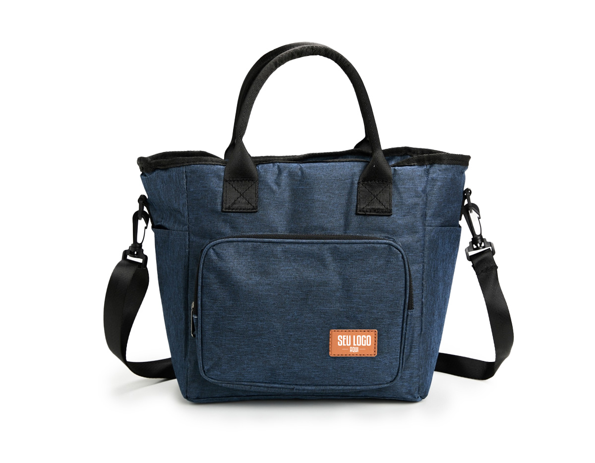 Bolsa térmica com capacidade de até 10 litros. Confeccionada em Oxford 300D catiônico resistente à água, possui fechamento em zíper e revestimento térmico antivazamento em PEVA atóxico. Conta ainda com bolso frontal com plaquinha de couro sintético fixada com velcro, um par de bolsos laterais e duas alças fixas para transporte, além de uma alça transversal regulável com mosquetões para encaixe nas fivelas laterais da bolsa.