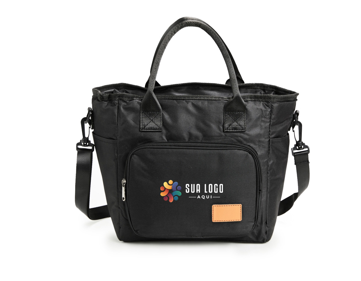 Bolsa térmica com capacidade de até 10 litros. Confeccionada em Oxford 300D catiônico resistente à água, possui fechamento em zíper e revestimento térmico antivazamento em PEVA atóxico. Conta ainda com bolso frontal com plaquinha de couro sintético fixada com velcro, um par de bolsos laterais e duas alças fixas para transporte, além de uma alça transversal regulável com mosquetões para encaixe nas fivelas laterais da bolsa.