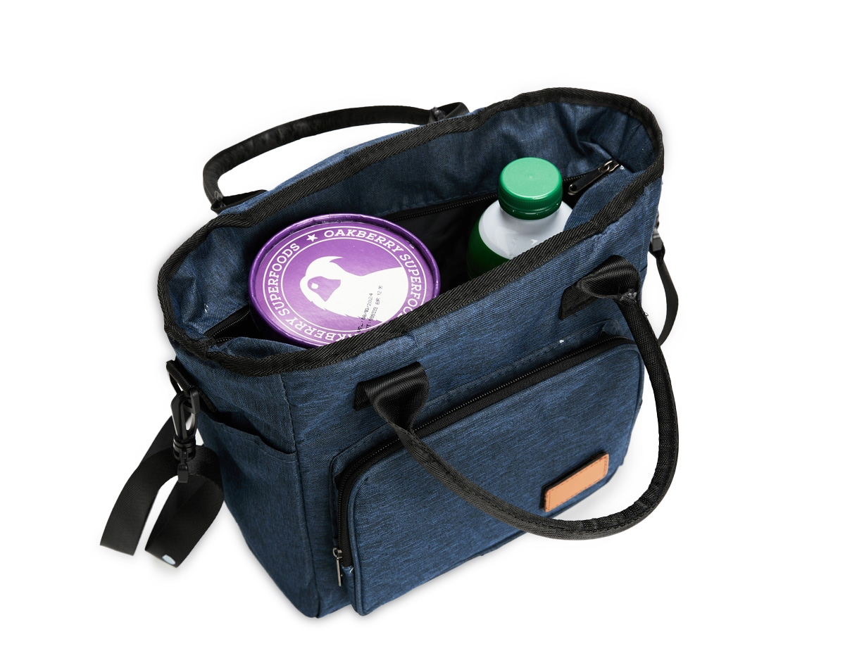 Bolsa térmica com capacidade de até 10 litros. Confeccionada em Oxford 300D catiônico resistente à água, possui fechamento em zíper e revestimento térmico antivazamento em PEVA atóxico. Conta ainda com bolso frontal com plaquinha de couro sintético fixada com velcro, um par de bolsos laterais e duas alças fixas para transporte, além de uma alça transversal regulável com mosquetões para encaixe nas fivelas laterais da bolsa.