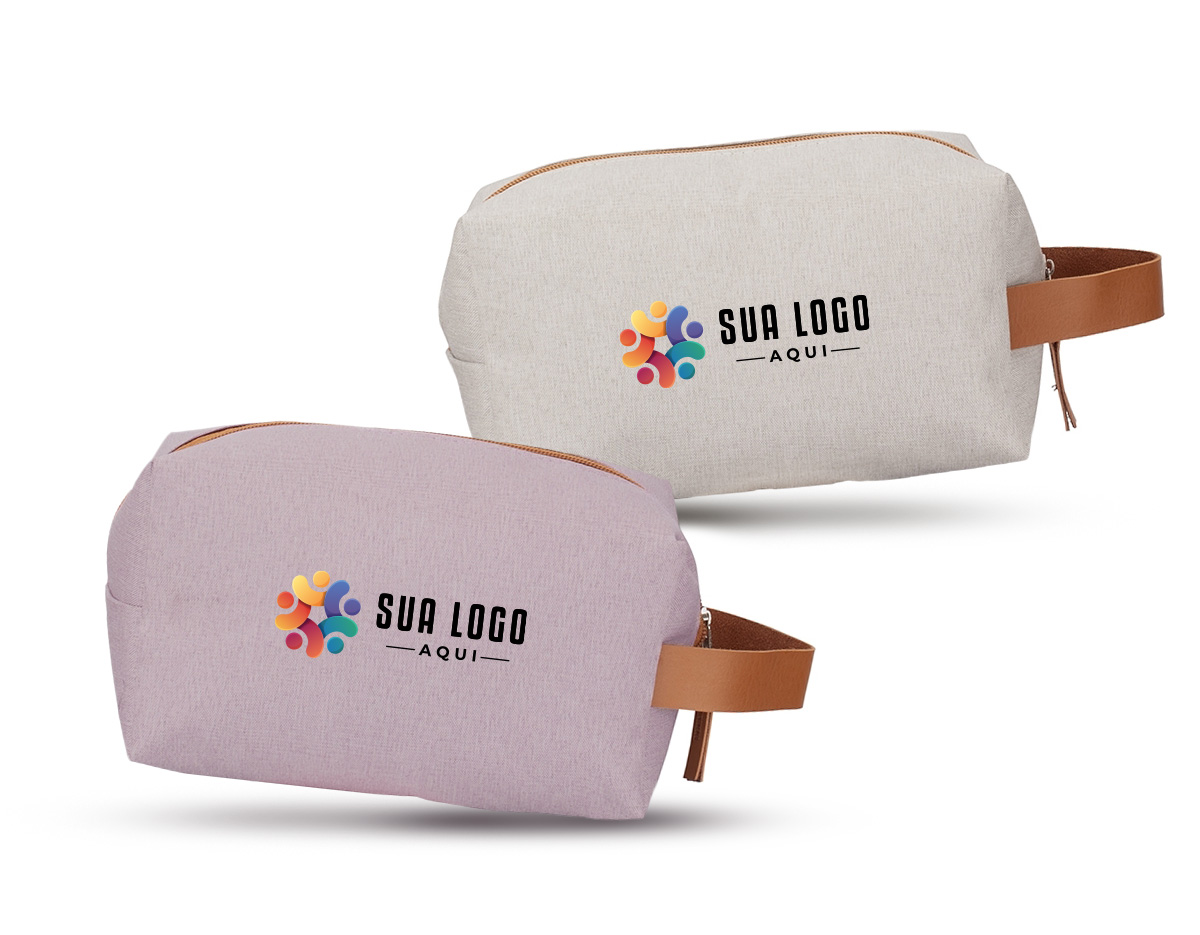 Nécessaire confeccionada em nylon resistente à água, ideal para proteger pertences com segurança. Possui fechamento em zíper suave, puxador e alça lateral em couro sintético, que garantem praticidade e um toque sofisticado. Excelente opção de brinde corporativo funcional e elegante.