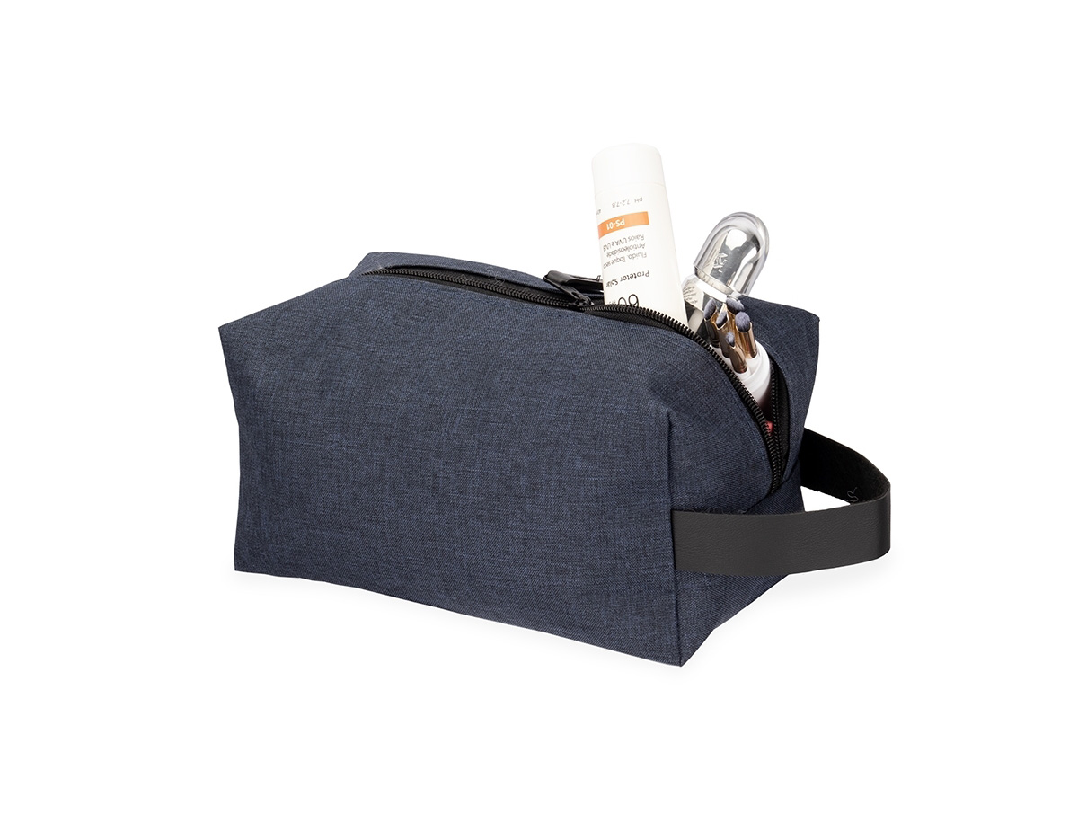 Nécessaire confeccionada em nylon resistente à água, ideal para proteger pertences com segurança. Possui fechamento em zíper suave, puxador e alça lateral em couro sintético, que garantem praticidade e um toque sofisticado. Excelente opção de brinde corporativo funcional e elegante.