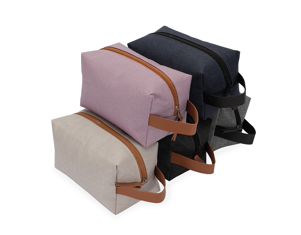 Nécessaire confeccionada em nylon resistente à água, ideal para proteger pertences com segurança. Possui fechamento em zíper suave, puxador e alça lateral em couro sintético, que garantem praticidade e um toque sofisticado. Excelente opção de brinde corporativo funcional e elegante.