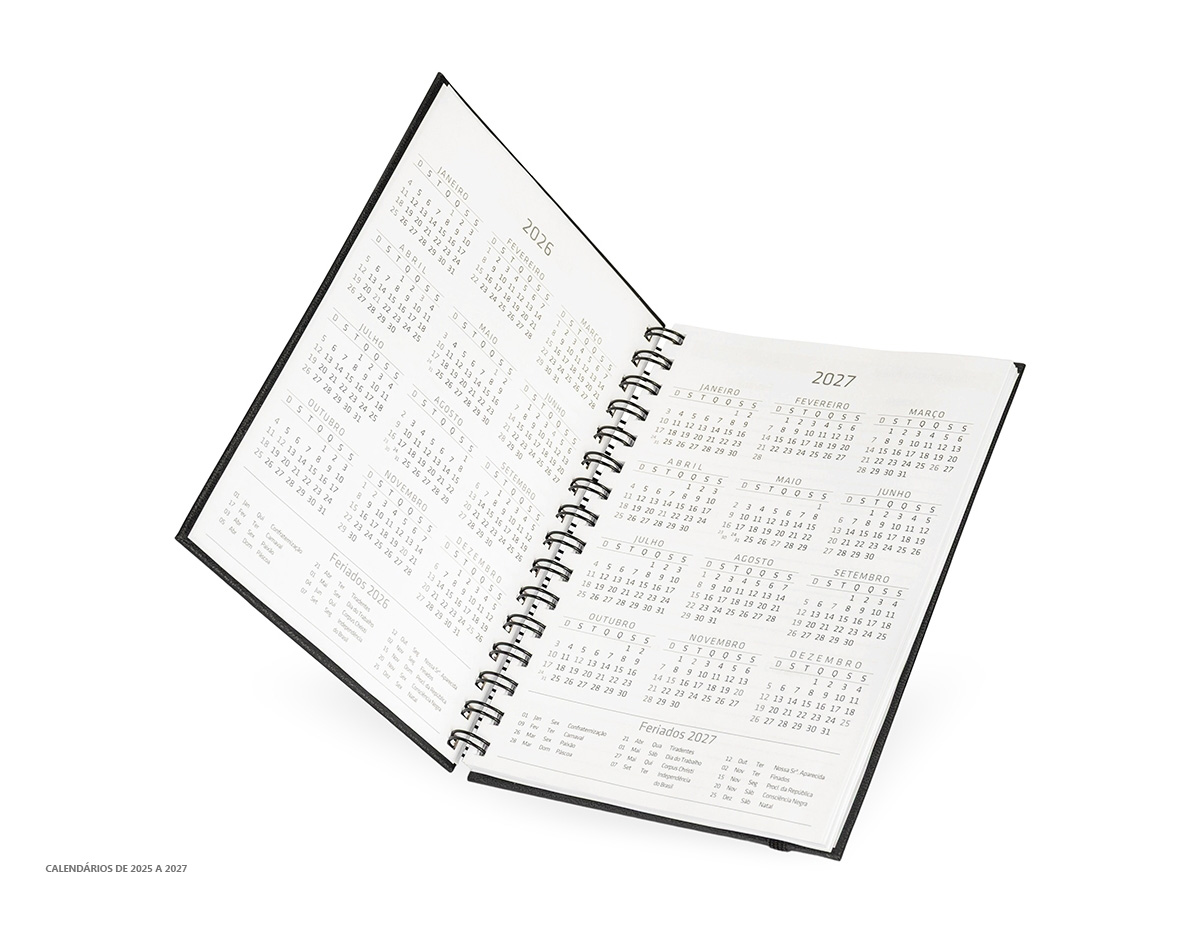 Planner com capa dura em cromato, marca-páginas em fita de cetim e elástico para fechamento. Apresenta páginas dedicadas a dados pessoais, calendários de 2025 a 2027 e espaços para anotações diárias e semanais durante todo o ano.