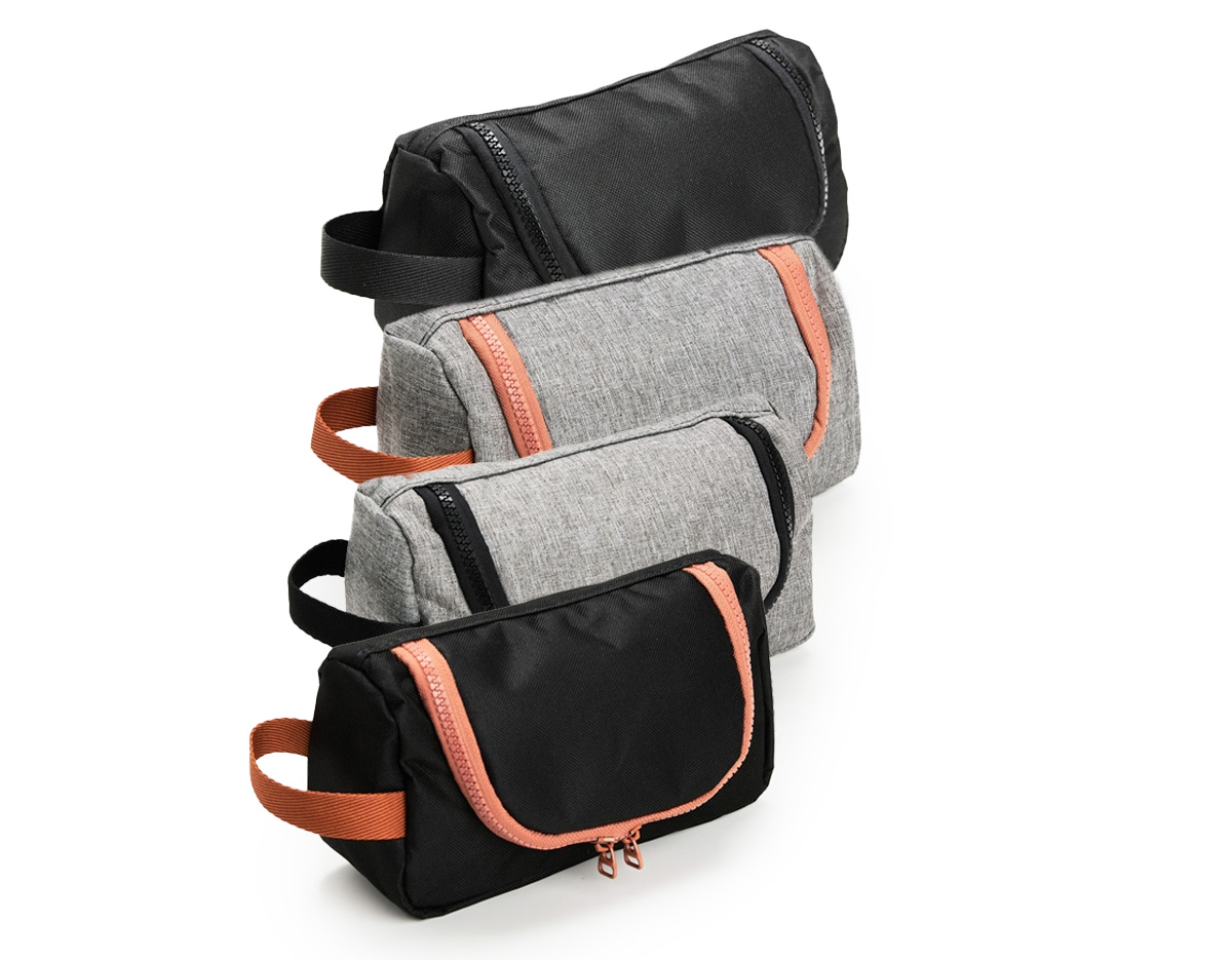 Nécessaire confeccionada em nylon resistente à água, ideal para proteger os itens contra respingos e umidade. Possui fechamento em zíper que garante segurança no armazenamento e divisória interna em tela de nylon, facilitando a organização e visualização dos objetos. Conta ainda com alça lateral para transporte, proporcionando praticidade no dia a dia ou em viagens. Uma excelente opção de brinde corporativo funcional e versátil.