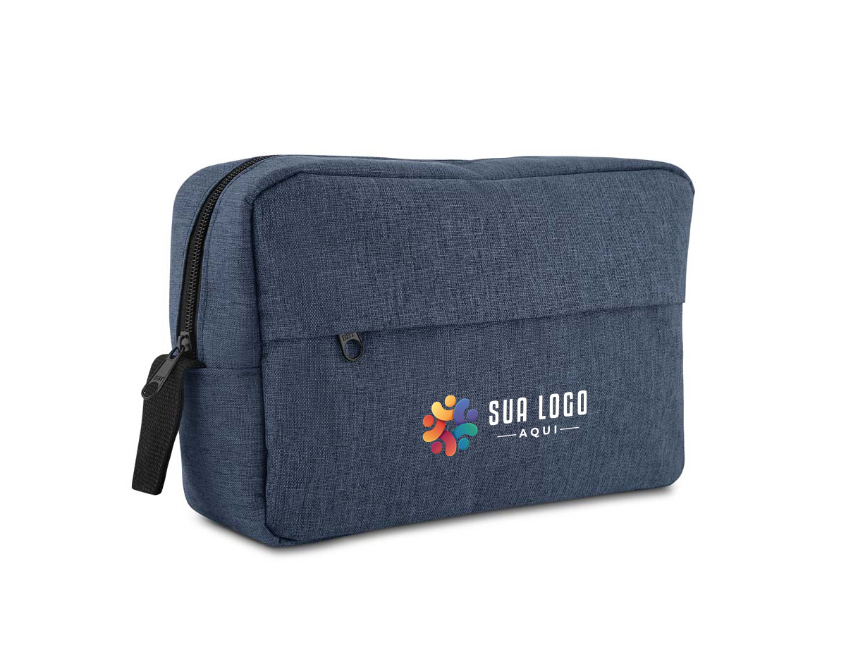 Nécessaire em poliéster 300D resistente, ideal para organização de itens pessoais. Conta com compartimento frontal com zíper para fácil acesso e alça de mão para transporte prático. Funcional e versátil, é uma excelente opção de brinde corporativo, unindo utilidade e estilo.