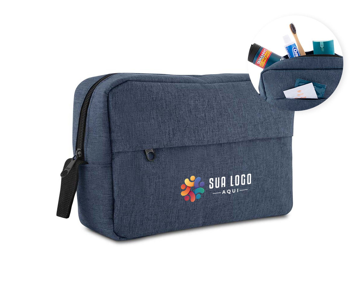Nécessaire em poliéster 300D resistente, ideal para organização de itens pessoais. Conta com compartimento frontal com zíper para fácil acesso e alça de mão para transporte prático. Funcional e versátil, é uma excelente opção de brinde corporativo, unindo utilidade e estilo.