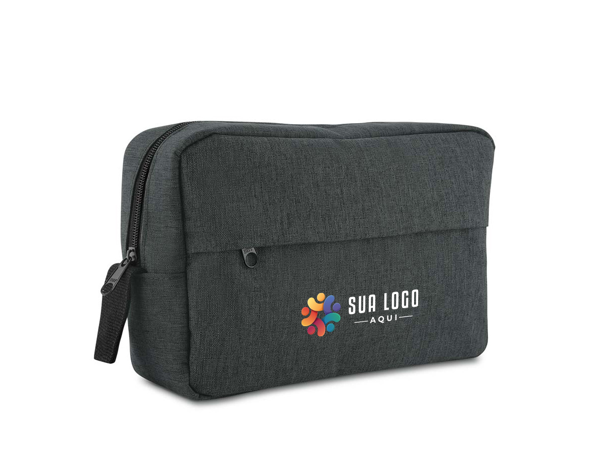 Nécessaire em poliéster 300D resistente, ideal para organização de itens pessoais. Conta com compartimento frontal com zíper para fácil acesso e alça de mão para transporte prático. Funcional e versátil, é uma excelente opção de brinde corporativo, unindo utilidade e estilo.