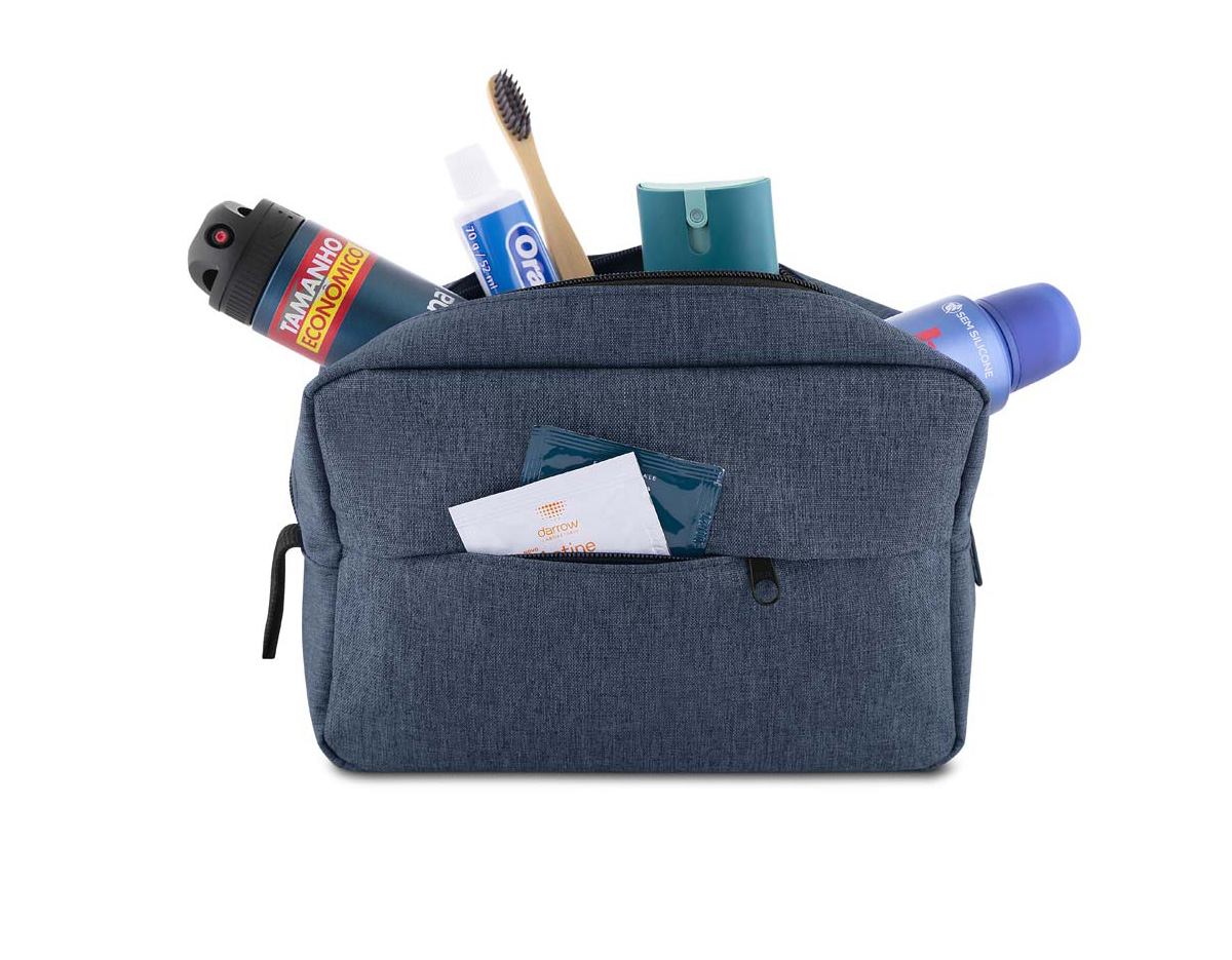 Nécessaire em poliéster 300D resistente, ideal para organização de itens pessoais. Conta com compartimento frontal com zíper para fácil acesso e alça de mão para transporte prático. Funcional e versátil, é uma excelente opção de brinde corporativo, unindo utilidade e estilo.