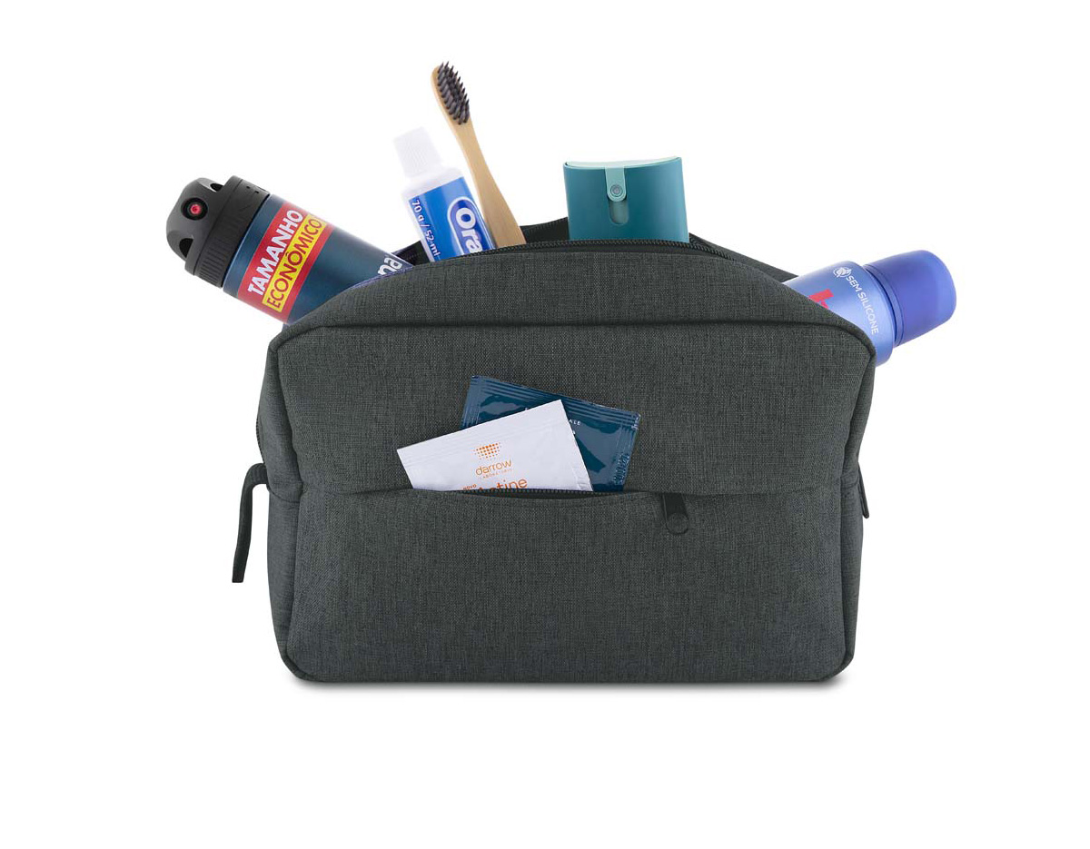 Nécessaire em poliéster 300D resistente, ideal para organização de itens pessoais. Conta com compartimento frontal com zíper para fácil acesso e alça de mão para transporte prático. Funcional e versátil, é uma excelente opção de brinde corporativo, unindo utilidade e estilo.